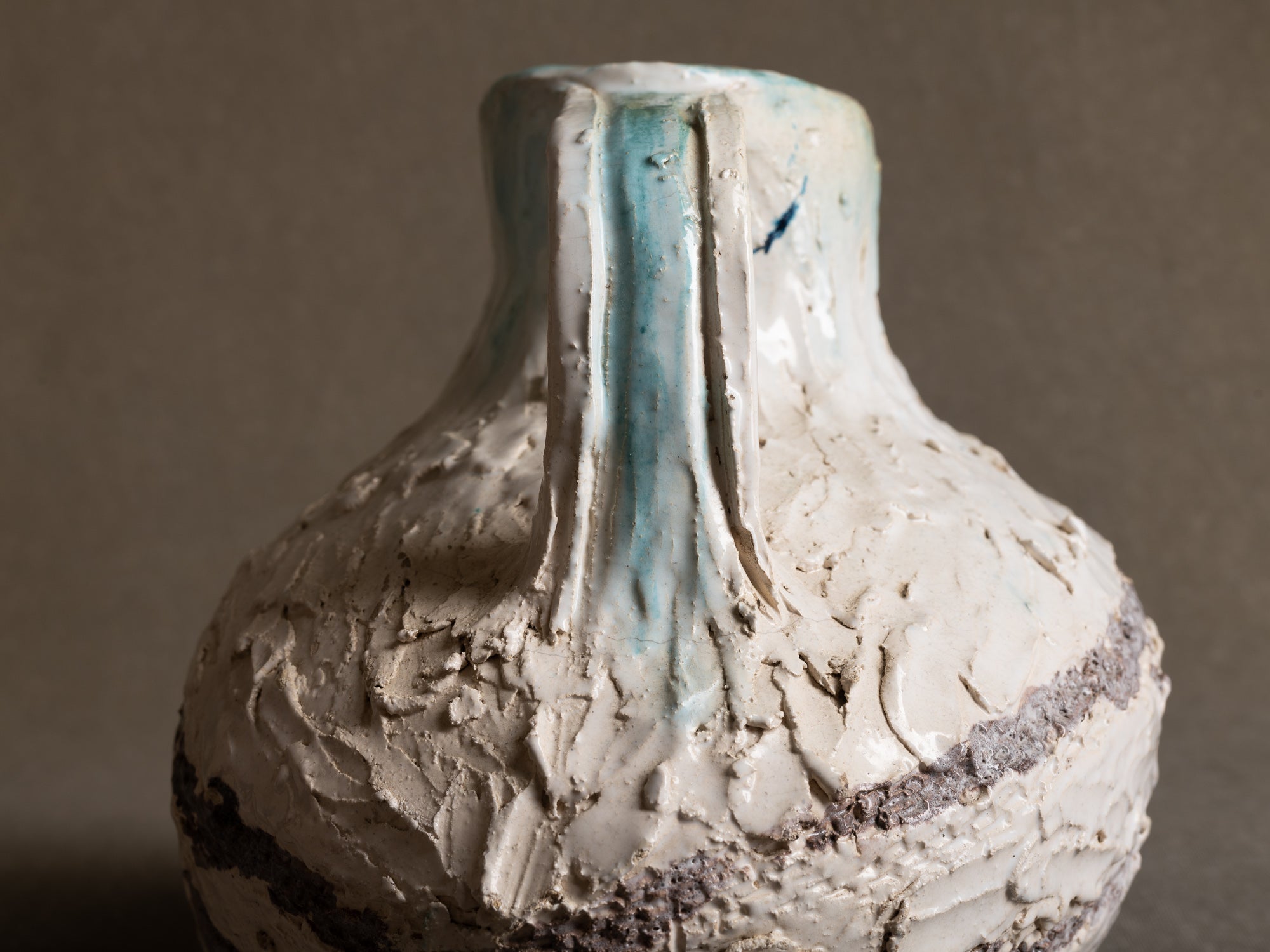 Vase-Sculpture zoomorphe "oiseau" en faience modelée, France (années 1950)..Zoomorphic vase-sculpture bird in earthenware, France (1950s)