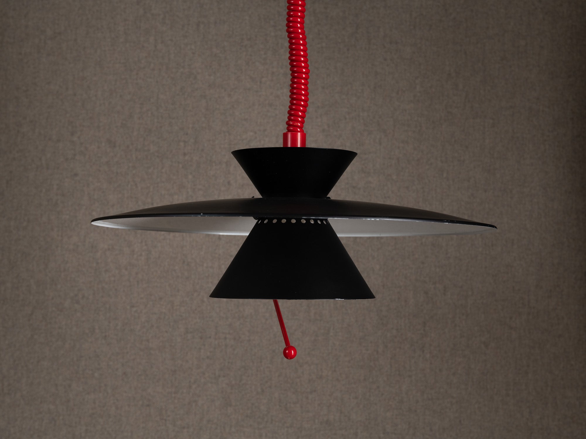 Lampe / Plafonnier postmoderne en métal rouge et noir Oy Lival AB, Finlande (années 1980)..Postmodern lamp / ceiling lamp in red and black metal Oy Lival AB, Finland (1980s)