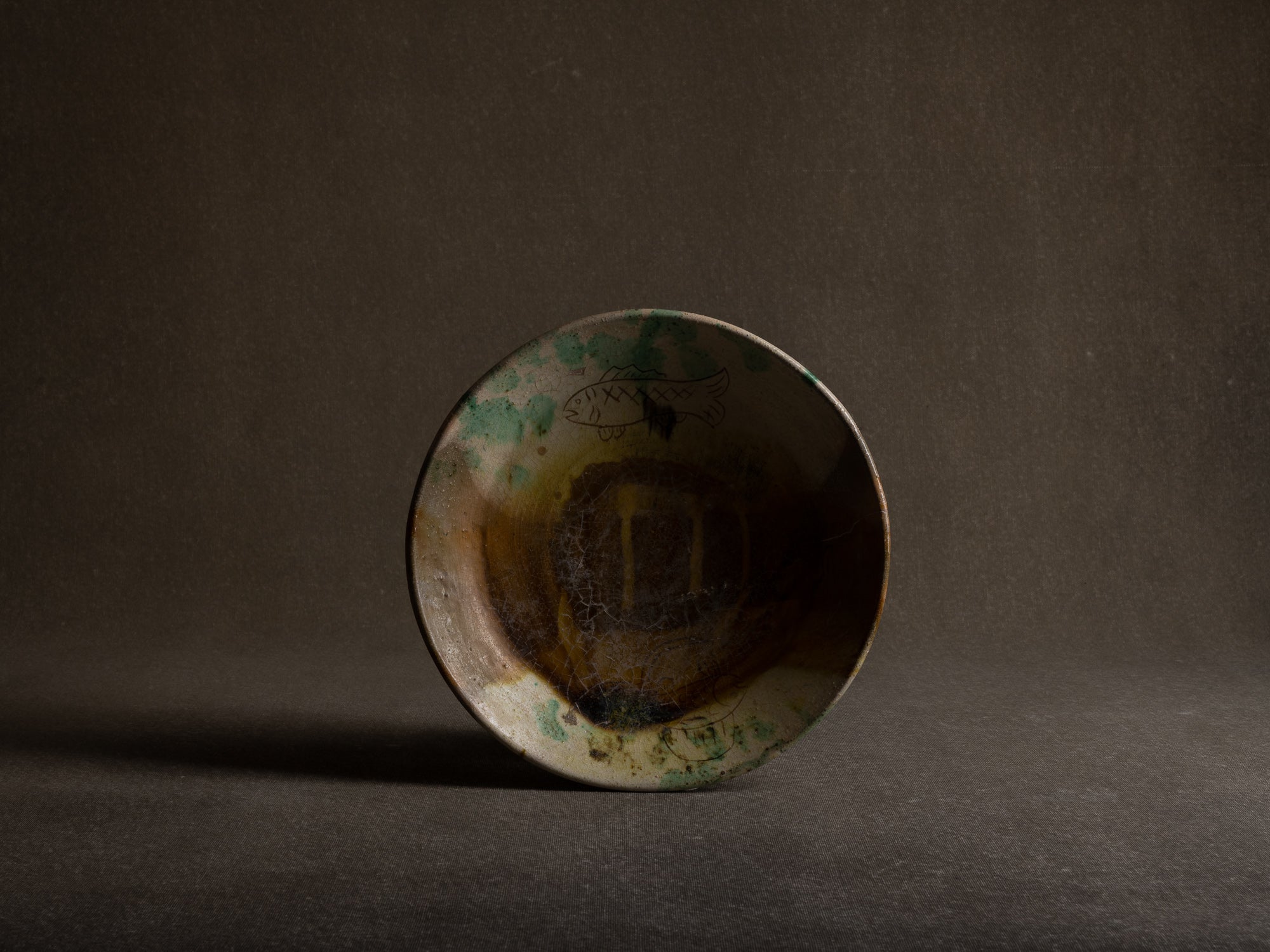 Coupe "sancai" à décor de poisson, travail d'art populaire, Chine (XIXe)..Sancai bowl with fish pattern, folk art, China (19th century)