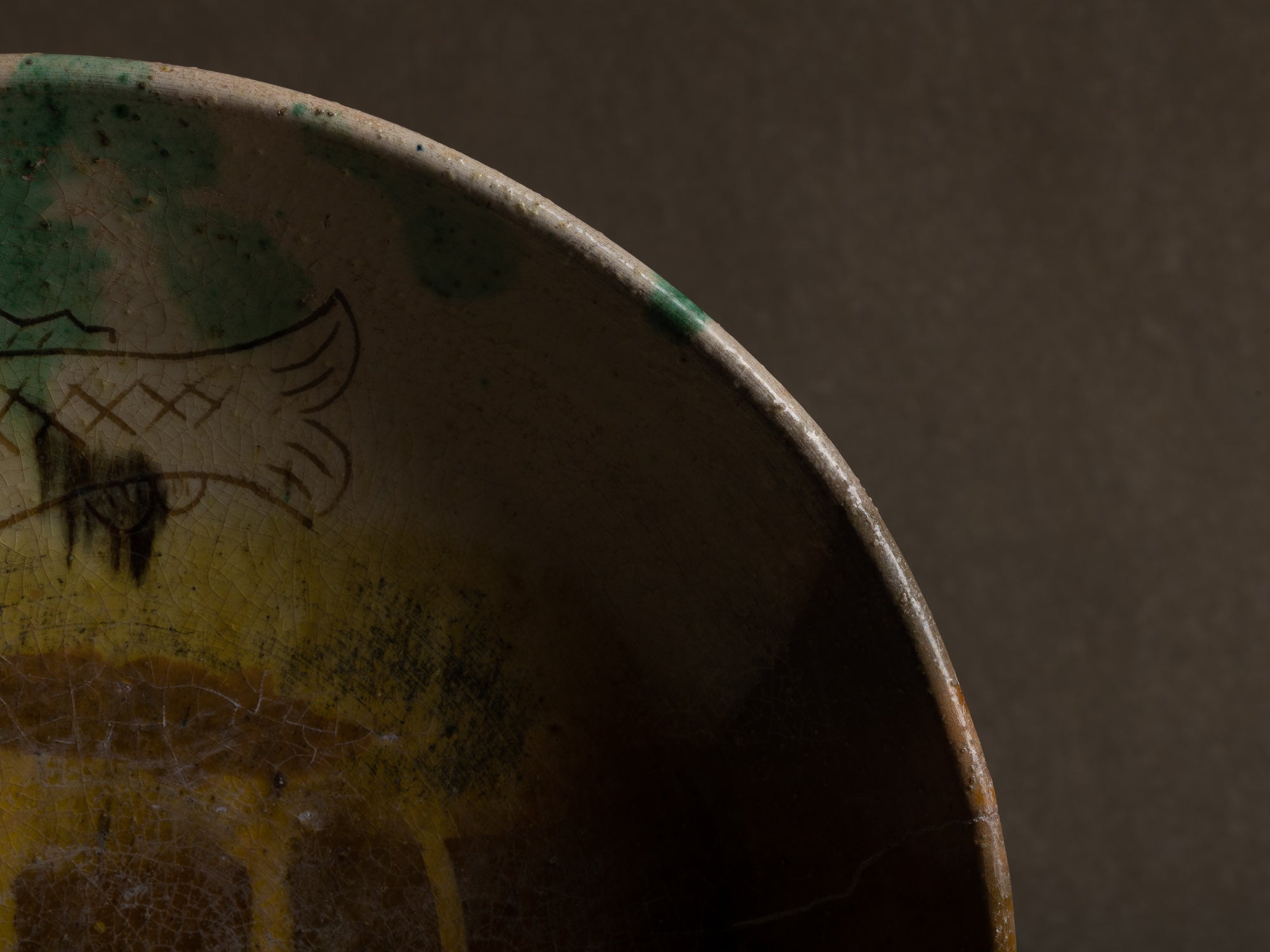 Coupe "sancai" à décor de poisson, travail d'art populaire, Chine (XIXe)..Sancai bowl with fish pattern, folk art, China (19th century)