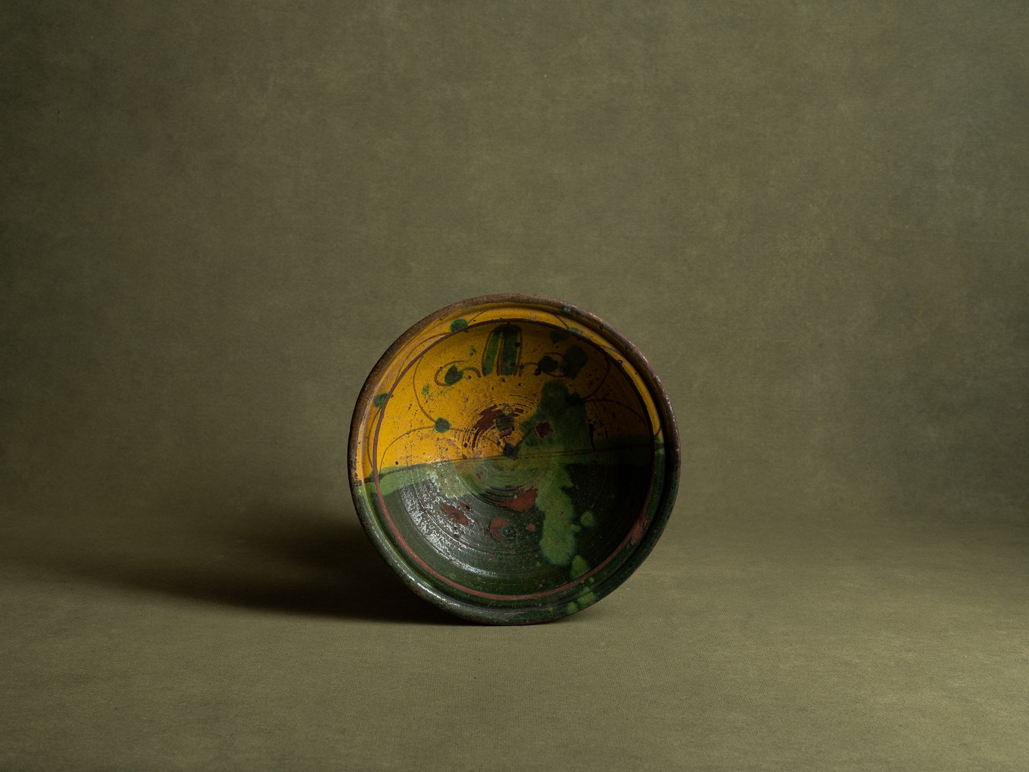 Coupe circulaire de mariage "chqâla" en terre vernissée de Nabeul, Tunisie (début du XXe siècle)..Slipware wedding circular bowl from Nabeul, Tunisia (early 20th century)