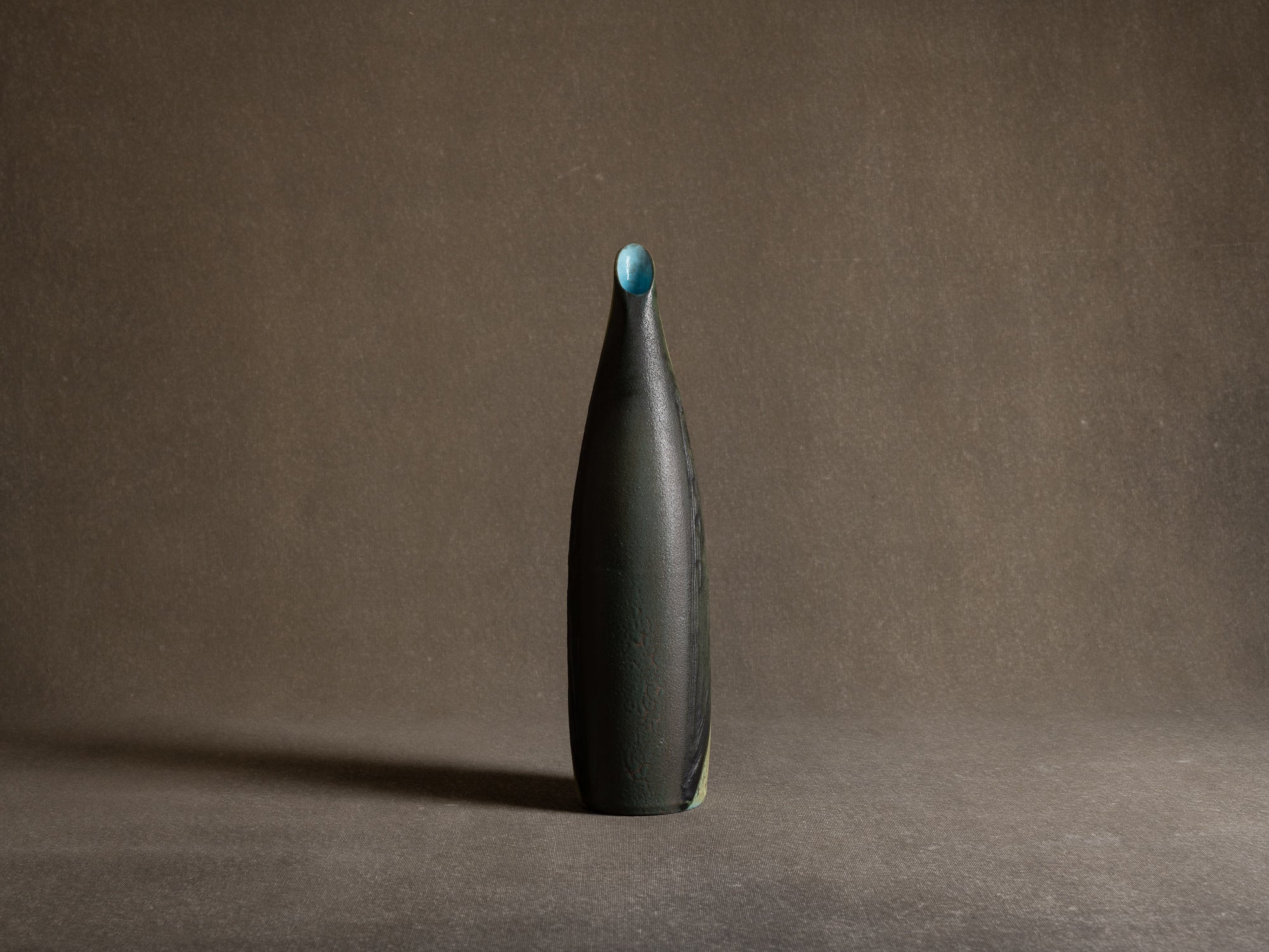 Rare vase "manchot" des Potiers d'Accolay, France (vers 1955)..Freeform "penguin" Vase by les Potiers d'Accolay, France (ca 1955)