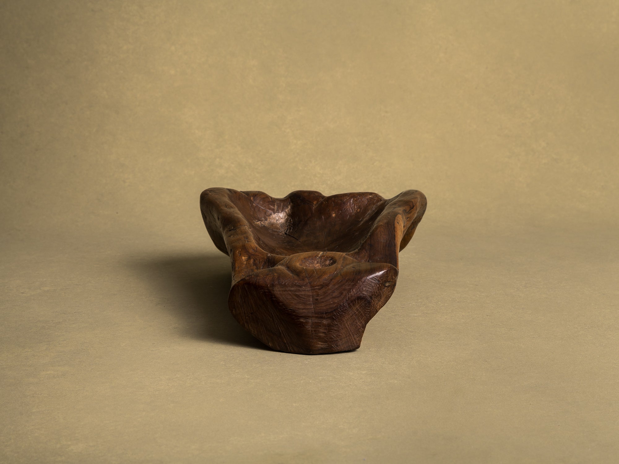 Coupe monoxyle "primitiviste" en bois d'olivier, France (vers 1950)..Primitivist free form biomorphic wooden olive bowl, France (circa 1950)