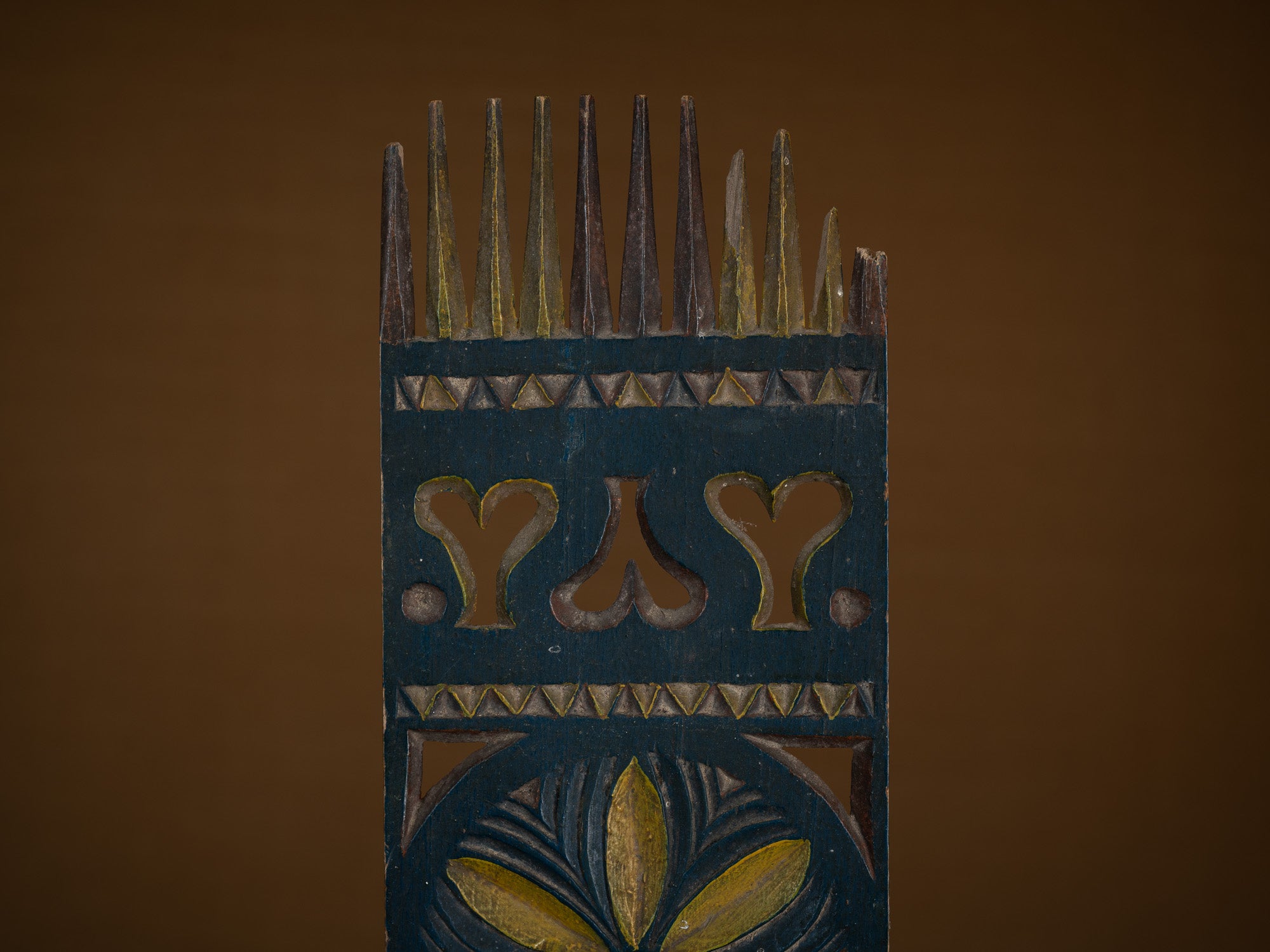 Quenouille de prétendant monoxyle polychrome, Suède (Première moitié du XIXe siècle)..Polychrome monoxyle suitor's distaff, Sweden (First half of 19th century)