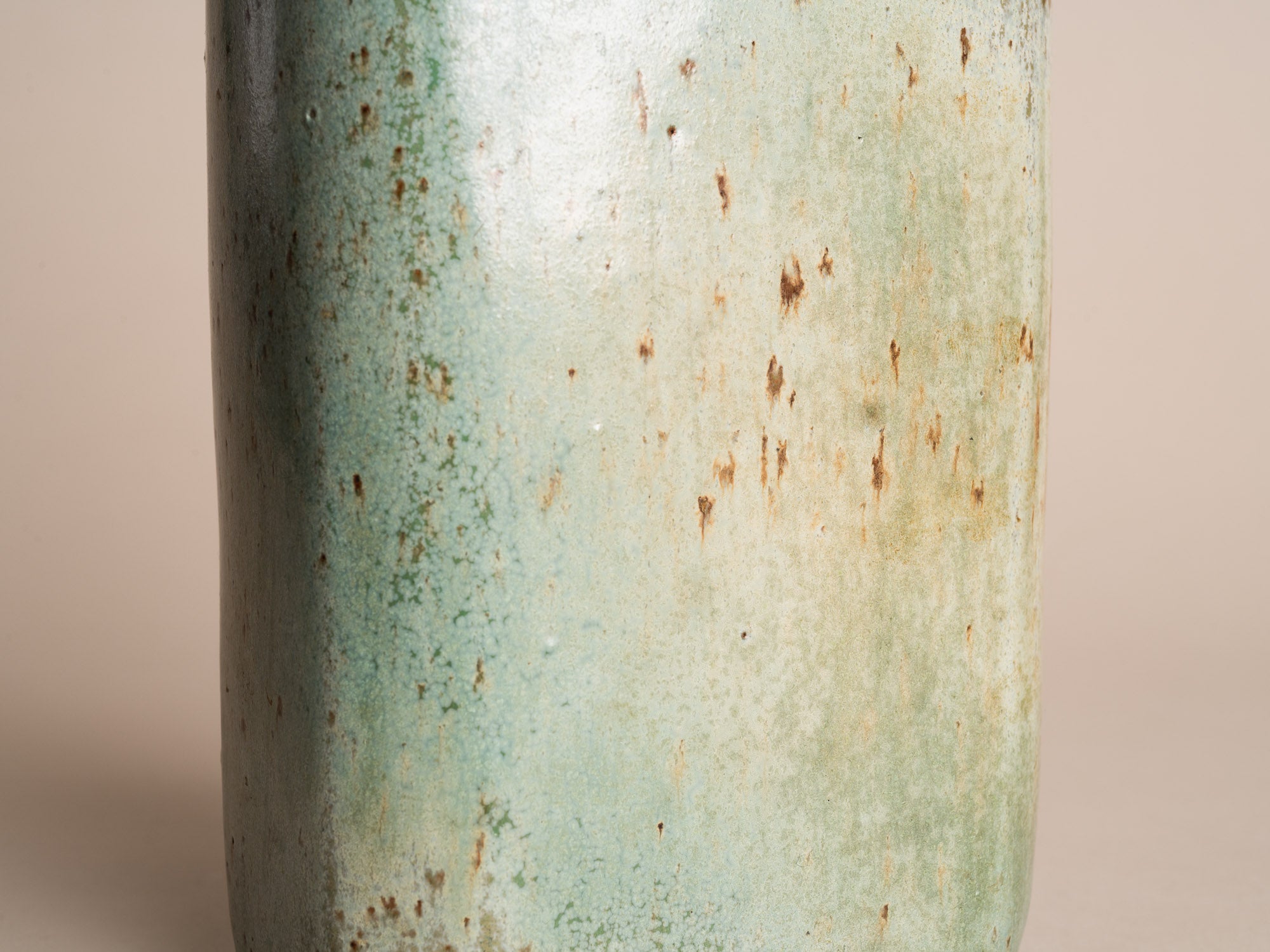 Vase en grès pour l'ikebana de Jean-Claude Séris, France (vers 1980)..Stoneware ikebana vase by Jean-Claude Séris, France (circa 1980)
