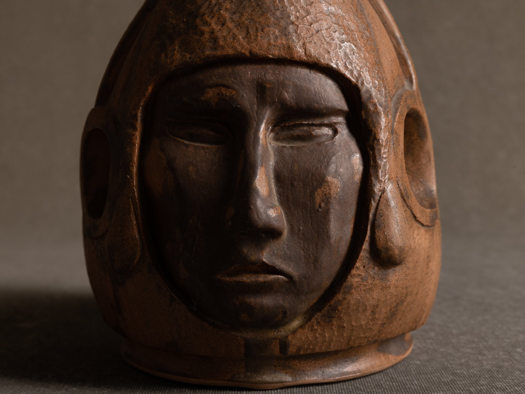 Sculpture "tête humaine" en grès, France (années 1980)..Sculpture "human head" in stoneware, France (1980s)