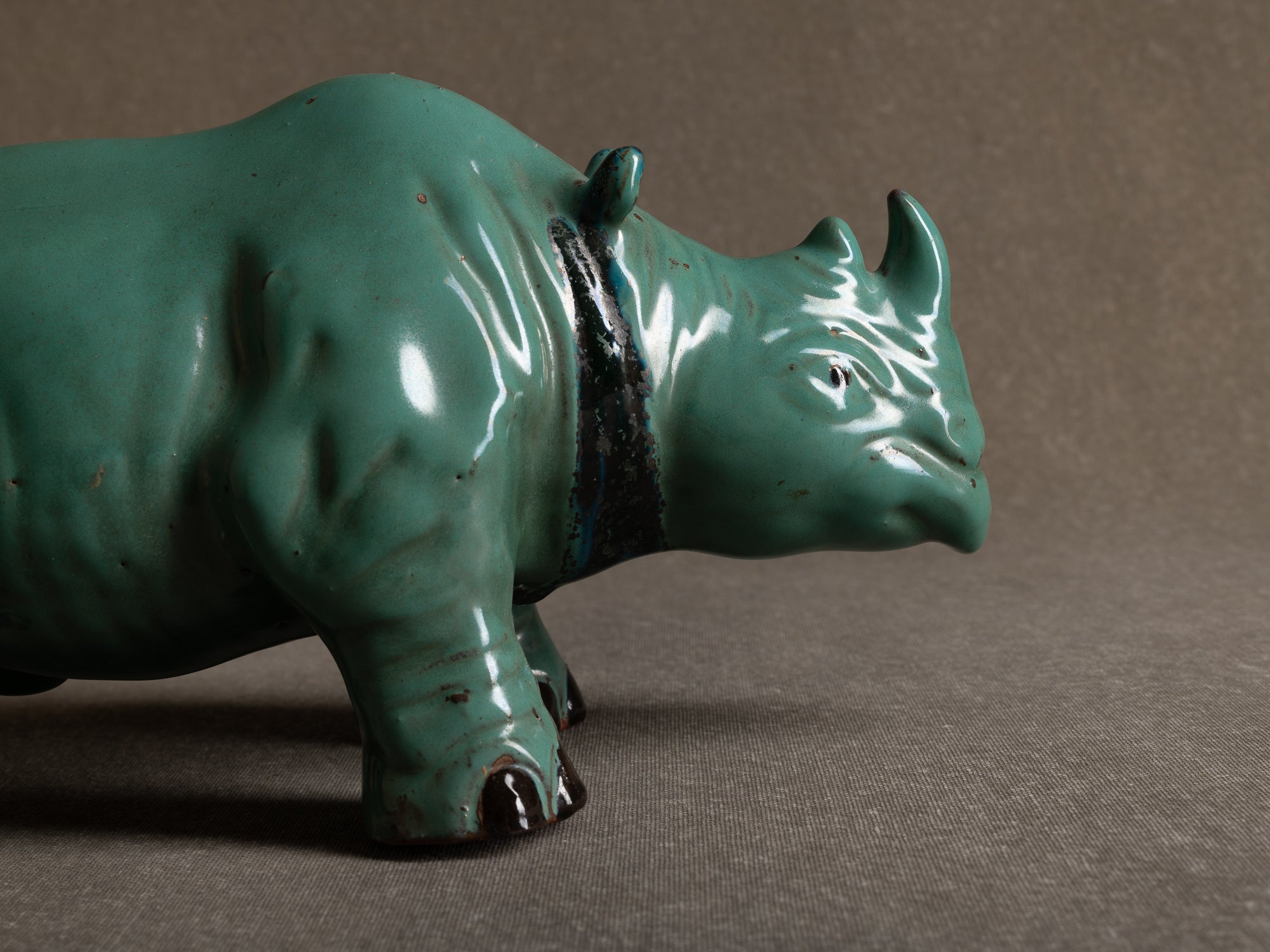 Sculpture "rhinocéros" en grès émaillé, Société des grès Rambervillers, France (années 1930).."Rhinoceros" stoneware sculpture, Société des Grès de Rambervillers, France (1930s)