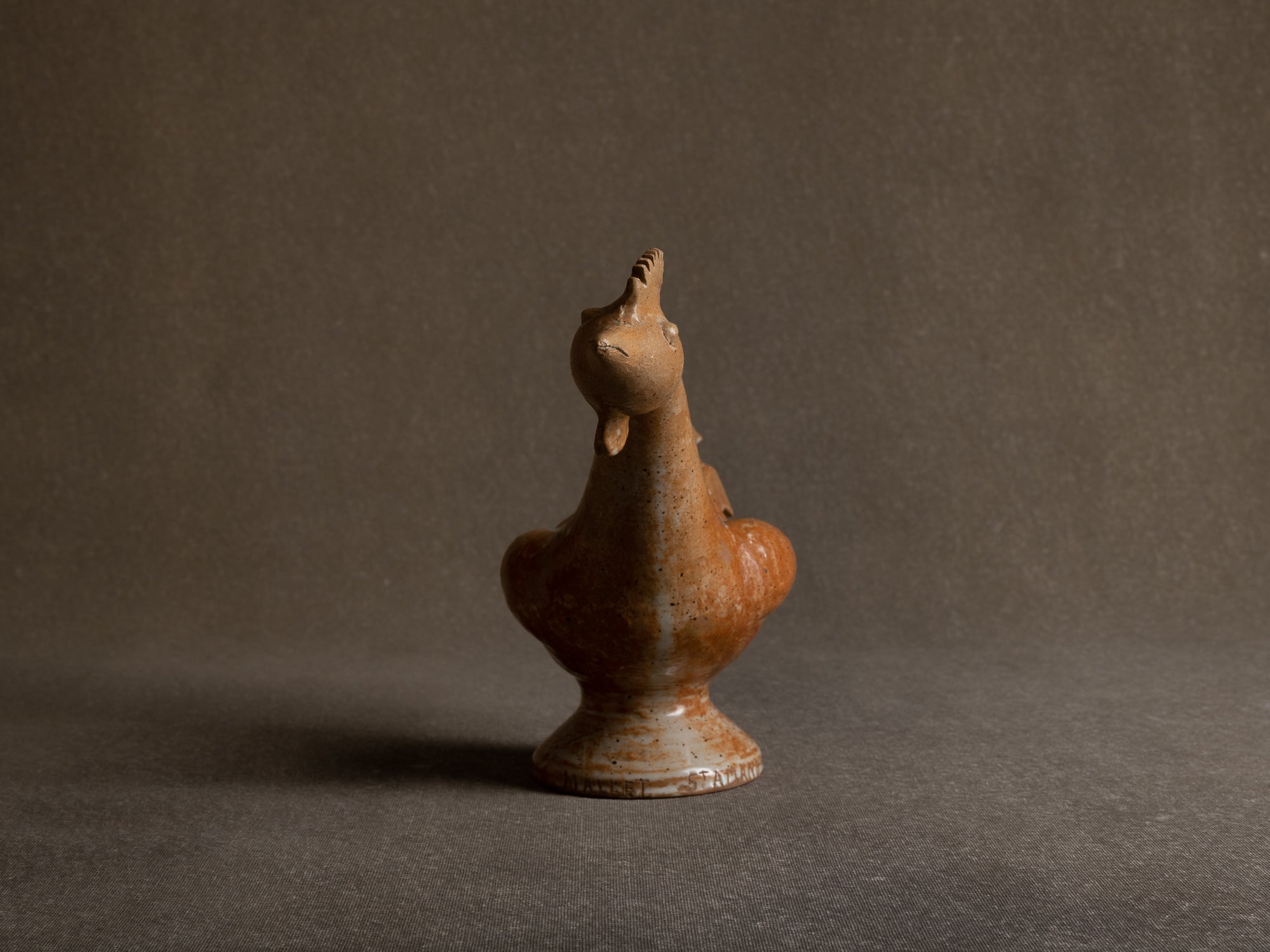Sculpture zoomorphe / épi de faitage en grès de Puisaye de l'Atelier Mallet, France (1958)..Stoneware zoomorphic rooster sculpture vase by Atelier Mallet, France (1958)