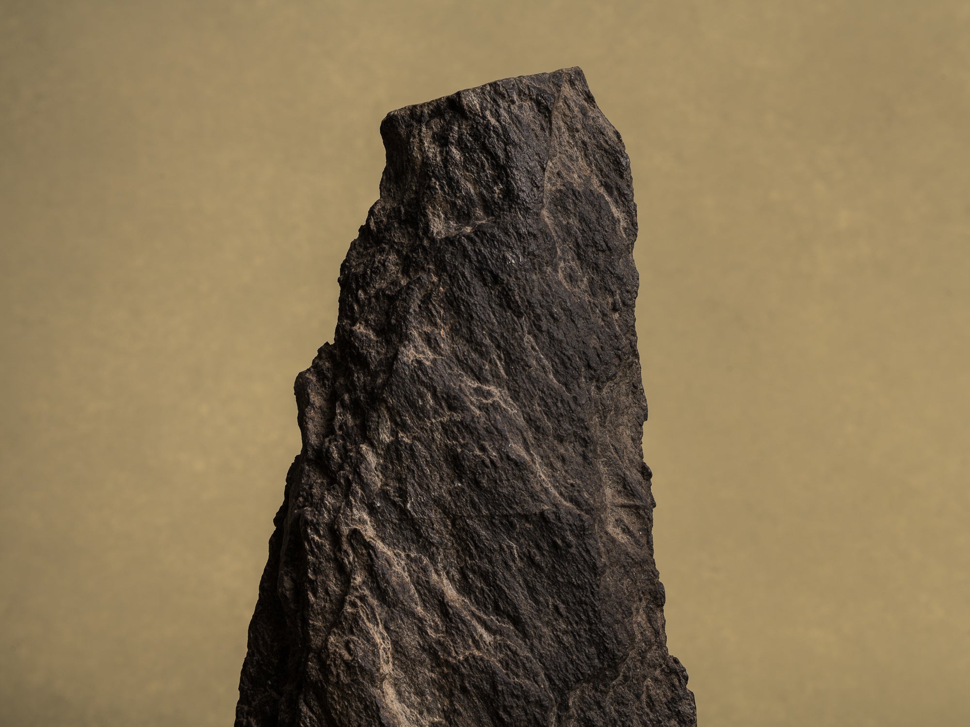 Ancien Suiseki, yamagata&#x2011;ishi, pierre&#x2011;montagne, Japon (XIXe siècle)..Old Suiseki, mingei yamagata&#x2011;ishi montain stone, Japan (19th century)