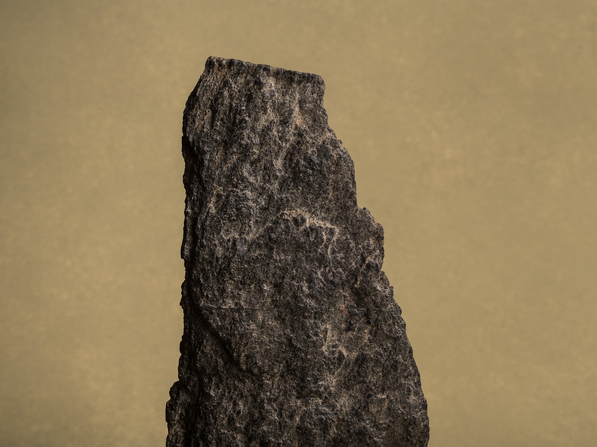 Ancien Suiseki, yamagata&#x2011;ishi, pierre&#x2011;montagne, Japon (XIXe siècle)..Old Suiseki, mingei yamagata&#x2011;ishi montain stone, Japan (19th century)