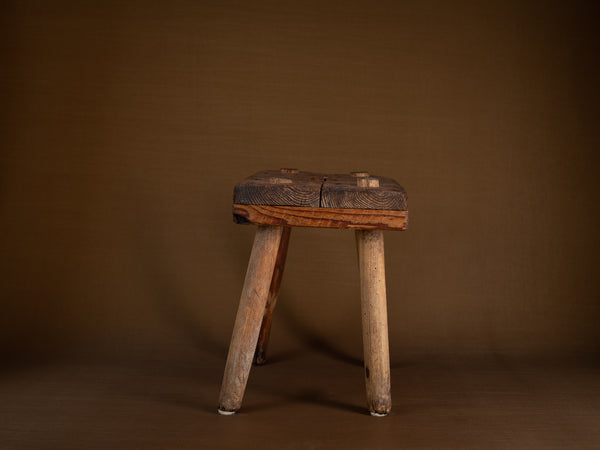 Tabouret de traite paysan, Suède (Fin du XIXe/ début du XXe siècle)..Peasant milk stool, Sweden (late 19th/early 20th century)
