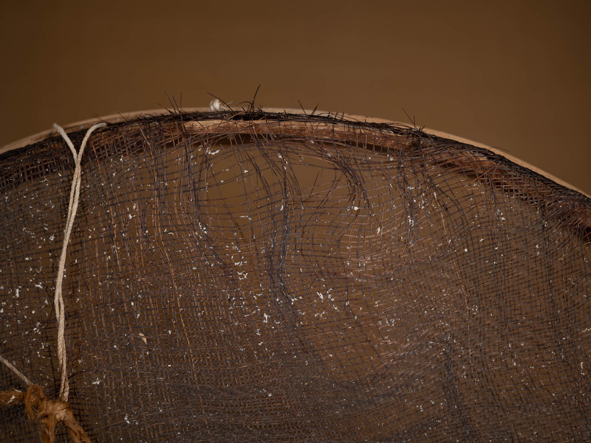 Mitate mono, tamis ancien en bouleau et cotonnade, Suède (Fin du XIXe siècle)..Mitate mono, old sieve in birch and cotton, Sweden (late 19th century)