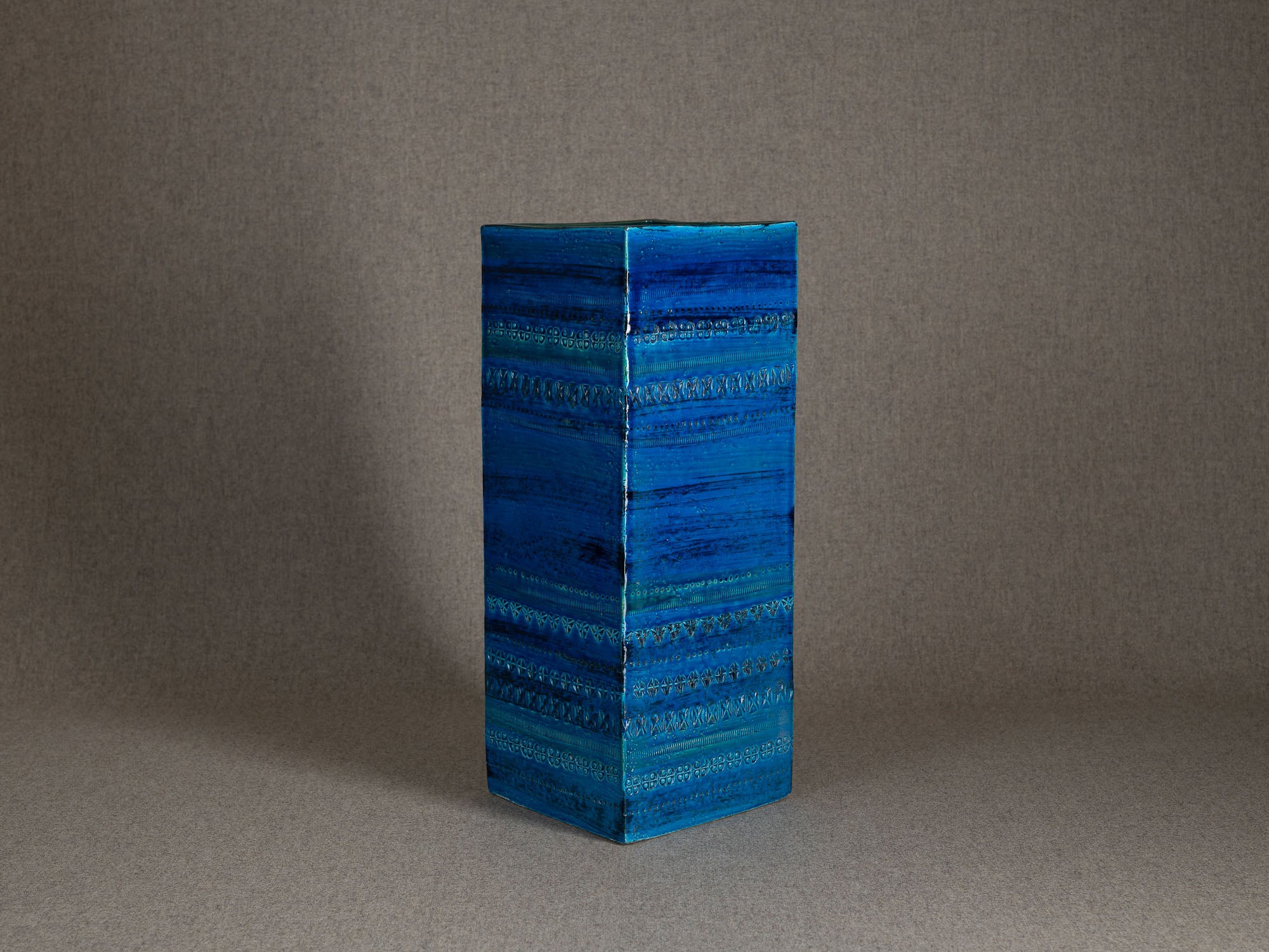 Important vase "Rimini blu" à section carrée en faïence par Aldo Londi pour Bitossi, Italie (vers 1965)..Large Rimini blue earthenware square vase by Aldo Londi for Bitossi, Italy (circa 1965)