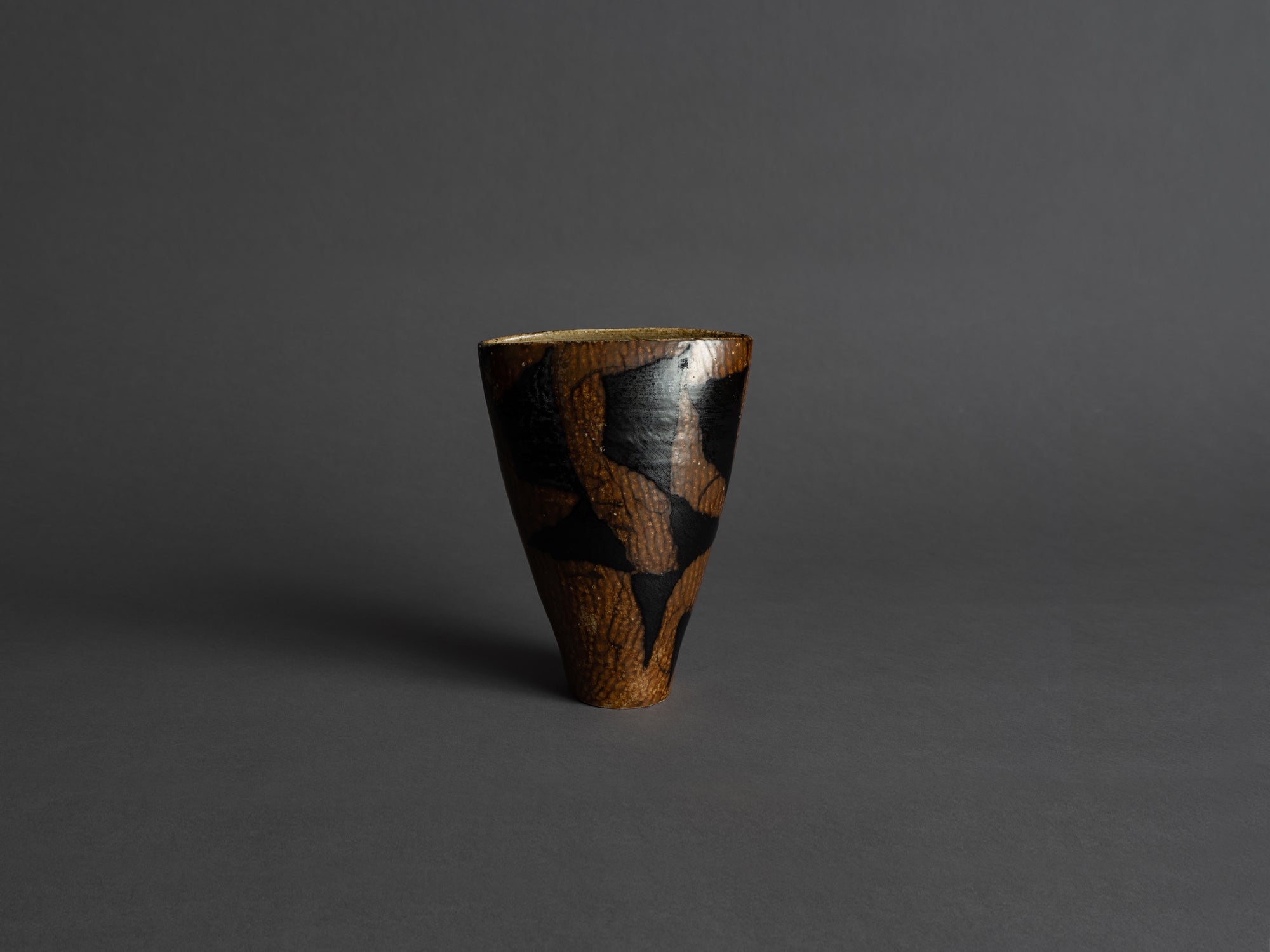 Vase en porcelaine par Anne & Peter Stougaard, Bornholm, Danemark (vers 1965)..Free form vase by Anne & Peter Stougaard, Bornholm, Denmark (circa 1965)