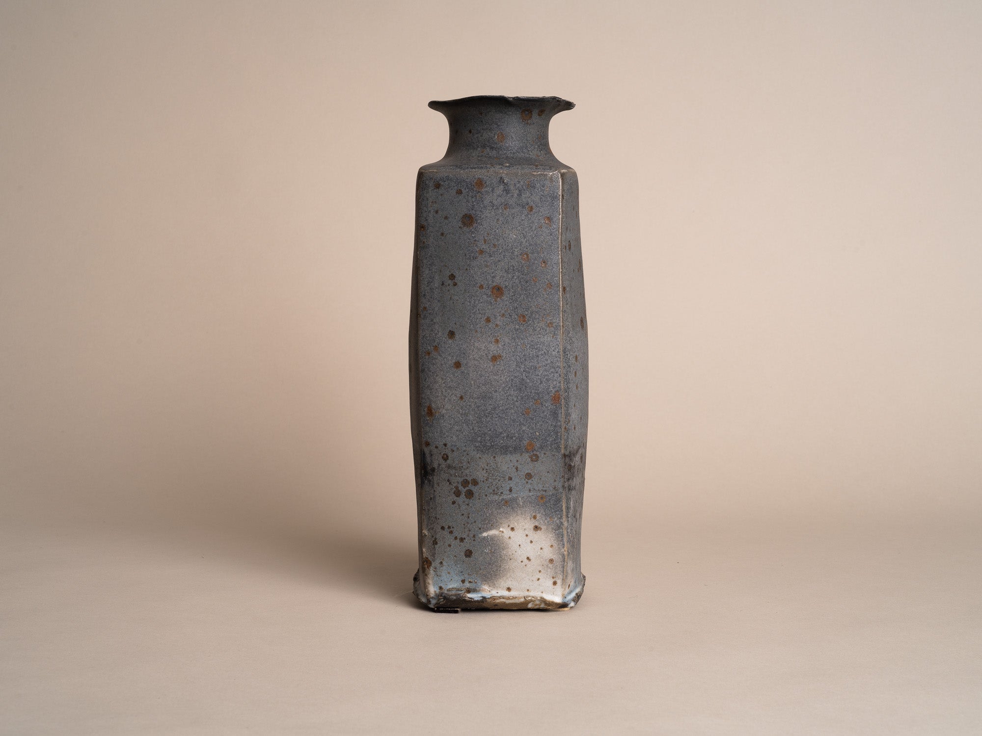Rare vase colonne en grès de Gustave Tiffoche, France (vers 1985)..Rare stoneware vase by Gustave Tiffoche, France (circa 1985)