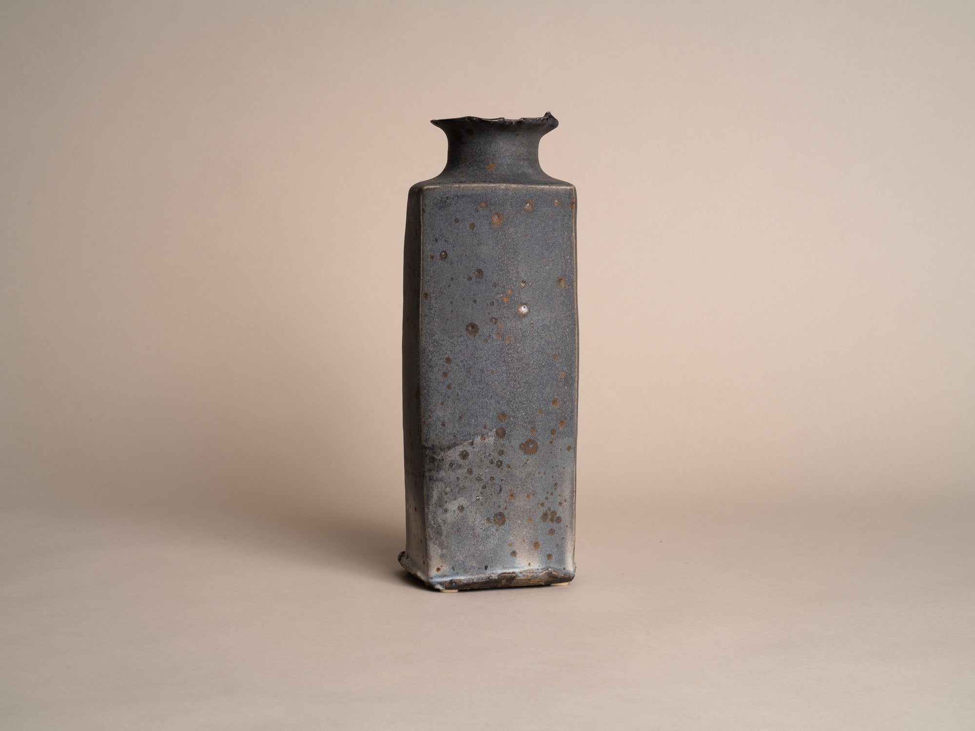 Rare vase colonne en grès de Gustave Tiffoche, France (vers 1985)..Rare stoneware vase by Gustave Tiffoche, France (circa 1985)