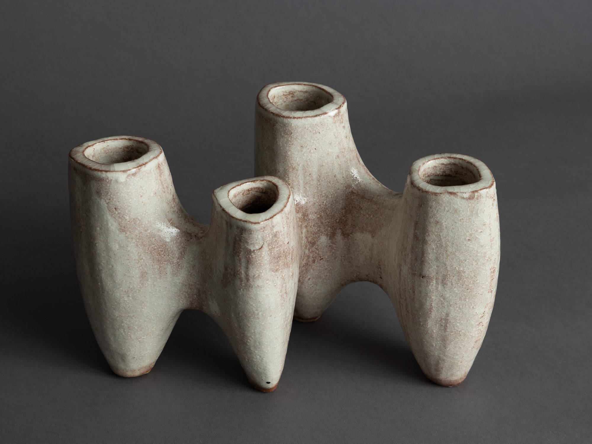 Vase quadripode biomorphique en grès de Hagi, Japon (vers 1970)..Biomorphic quadripode Hagi ware vase, Japan (circa 1970)