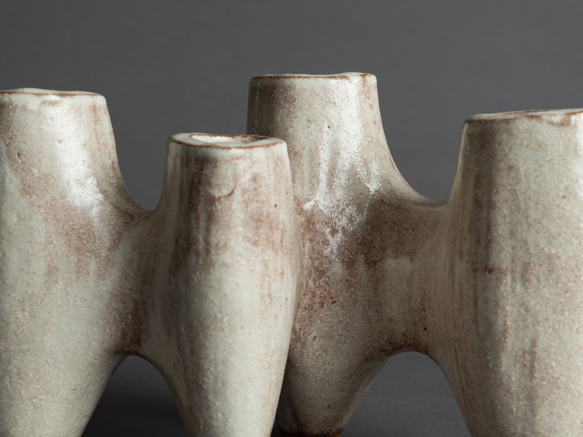 Vase quadripode biomorphique en grès de Hagi, Japon (vers 1970)..Biomorphic quadripode Hagi ware vase, Japan (circa 1970)