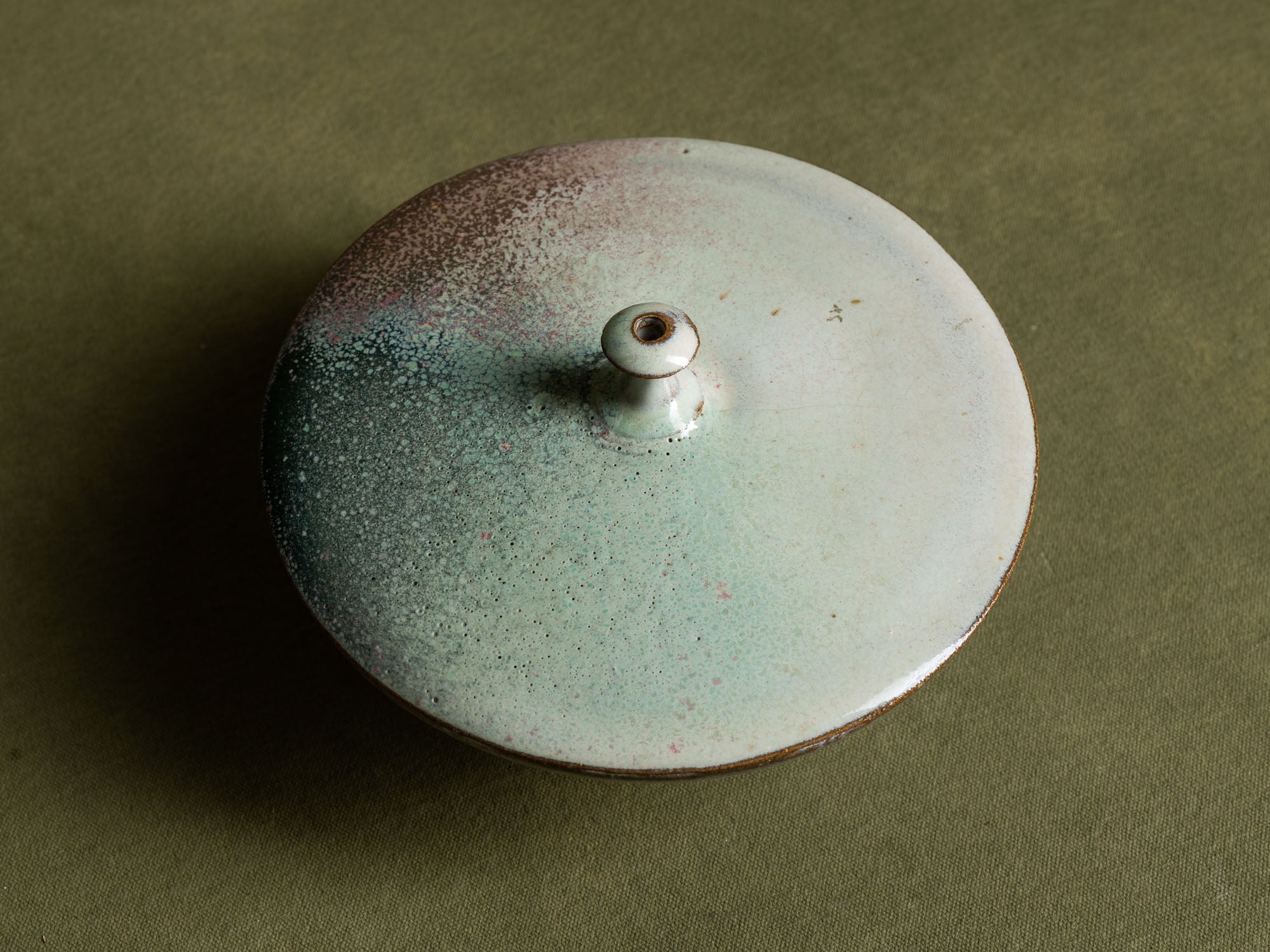 Vase toupie de Martial Coville, France (vers 1991)..Stoneware ash glazed vase by Martial Coville, France (circa 1991)