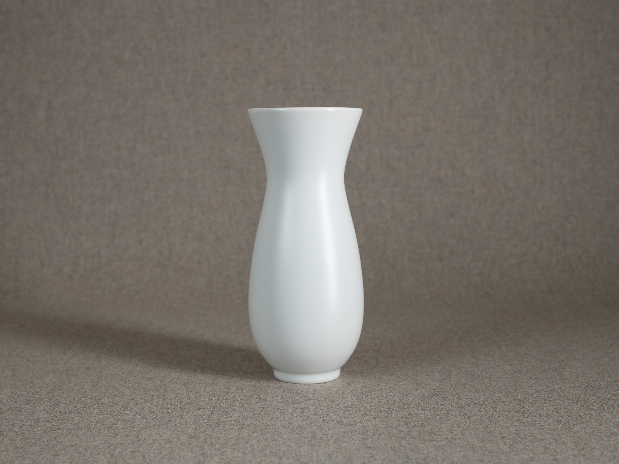 Vase en porcelaine par le Maître 四代 永澤永信 Nagasawa Eishin  IV, Japon (années 1980)..Porcelain vase by blu-ribbon nitten potter Eishin Nagasawa IV 四代 永澤永信, Japan (1980s)