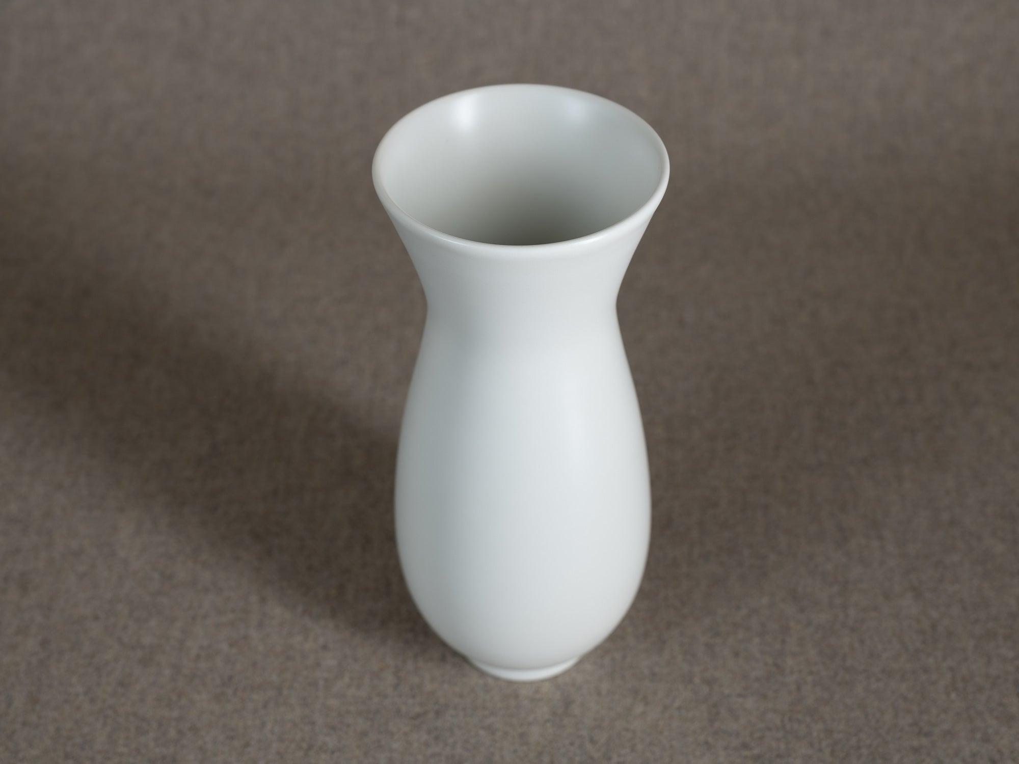 Vase en porcelaine par le Maître 四代 永澤永信 Nagasawa Eishin  IV, Japon (années 1980)..Porcelain vase by blu-ribbon nitten potter Eishin Nagasawa IV 四代 永澤永信, Japan (1980s)