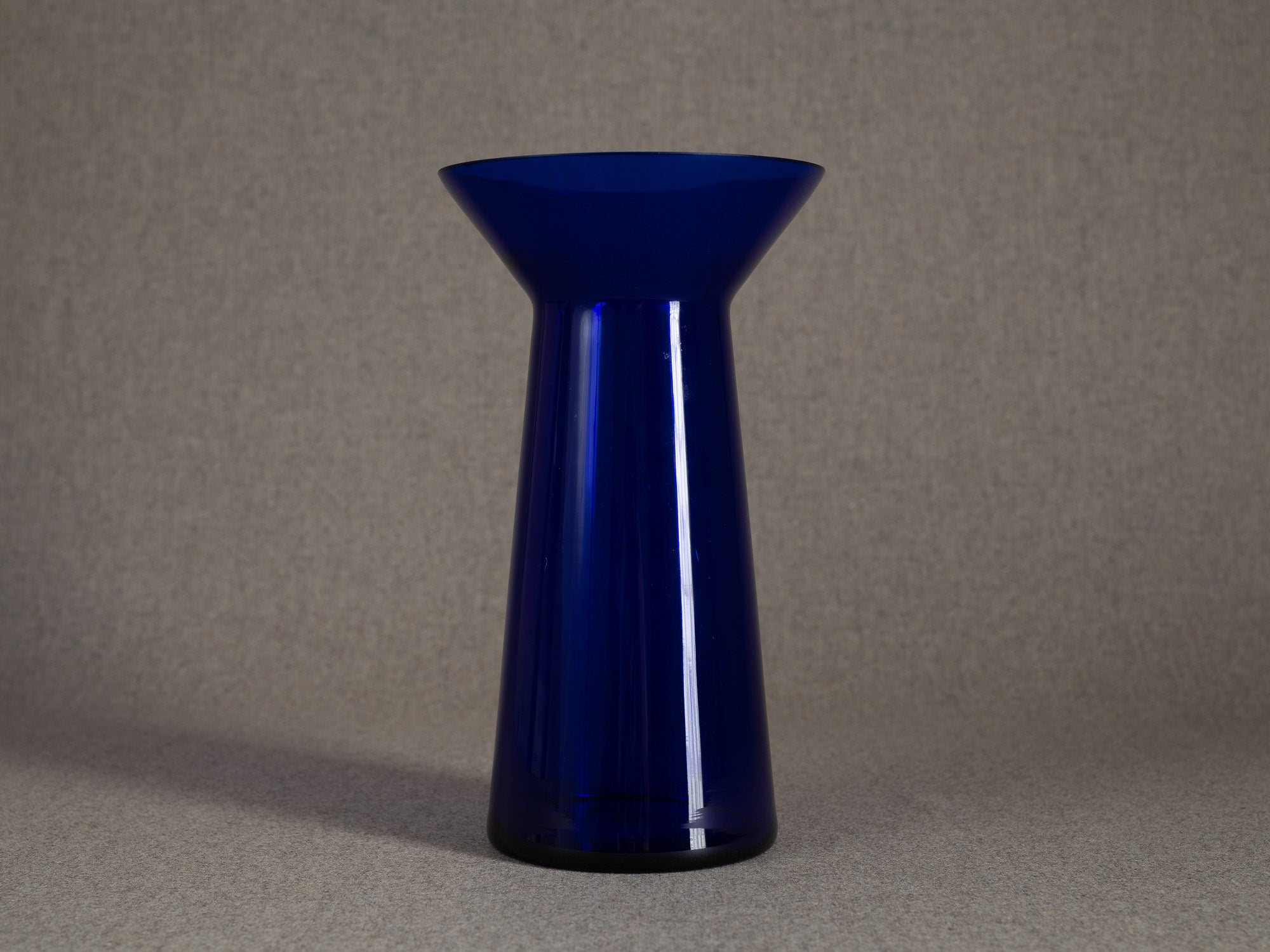 Vase diabolo en cristal bleu, entourage de Kaj Franck & Nuutajärvi Notsjo, Scandinavie (années 1960-70)..Diabolo vase in blue crystal, entourage of Kaj Franck & Nuutajärvi Notsjo, Scandinavia (1960s-70s)