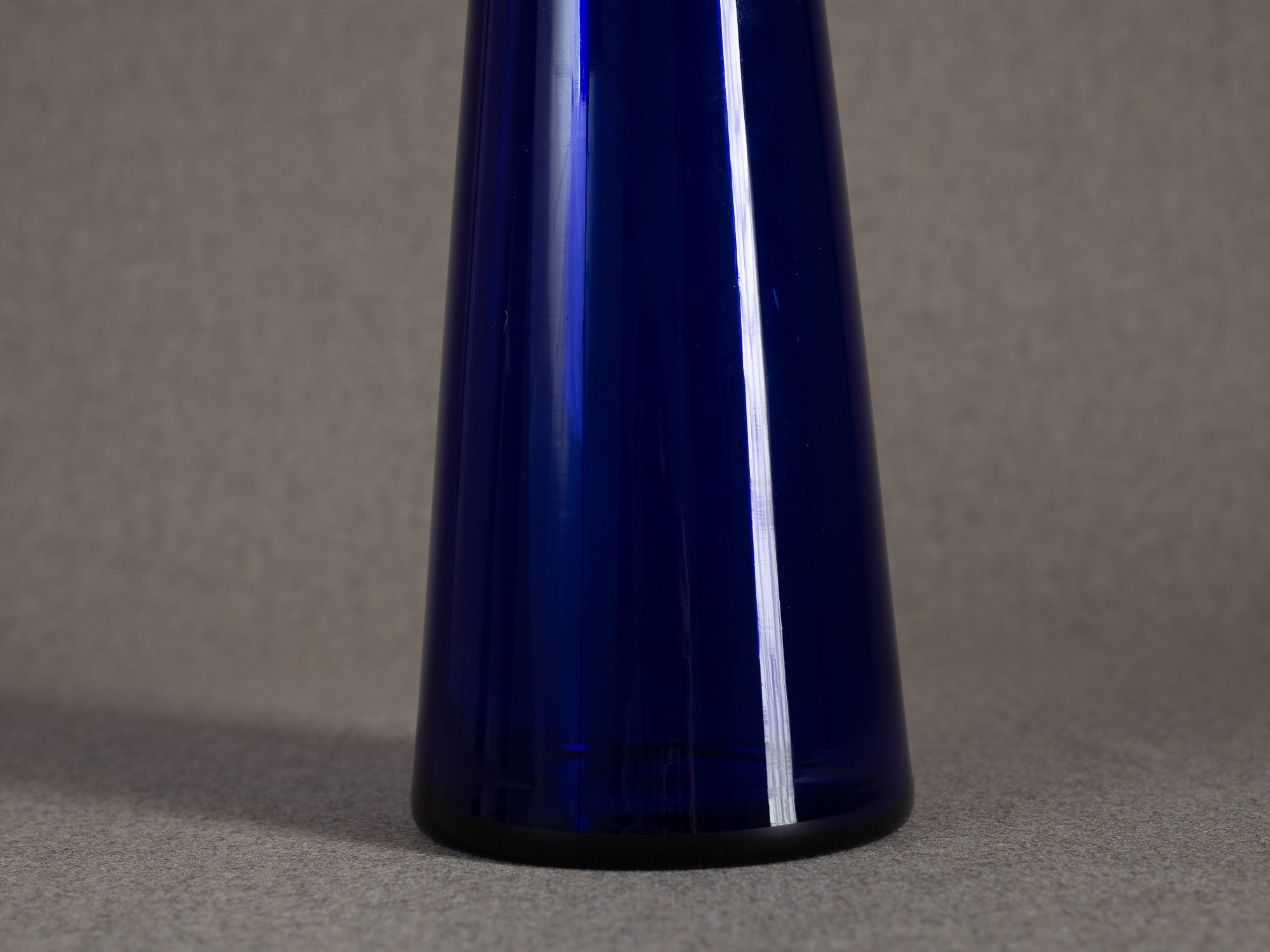 Vase diabolo en cristal bleu, entourage de Kaj Franck & Nuutajärvi Notsjo, Scandinavie (années 1960-70)..Diabolo vase in blue crystal, entourage of Kaj Franck & Nuutajärvi Notsjo, Scandinavia (1960s-70s)