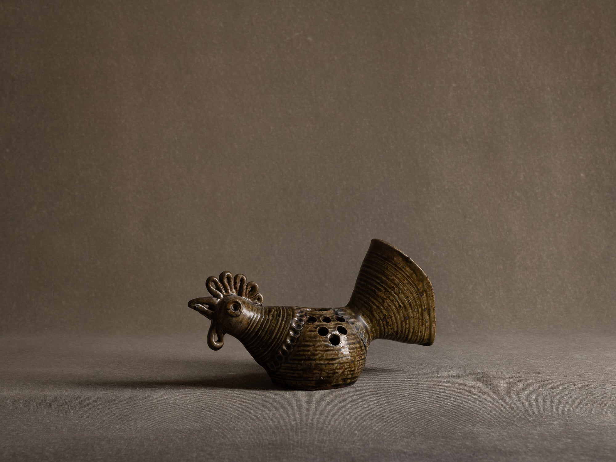 Vase sculptural / pique&#x2011;fleur zoomorphe d'André Rozay à La Borne, France (1945)..La Borne stoneware sculptural zoomorphic rooster-shaped vase by André Rozay, France (ca. 1945)