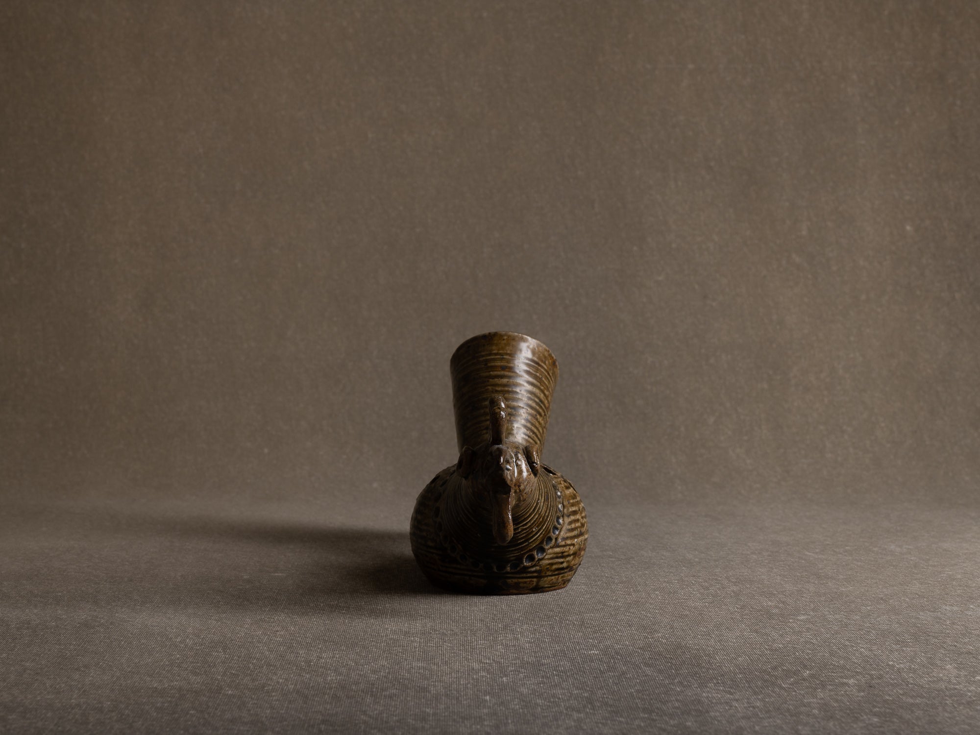 Vase sculptural / pique&#x2011;fleur zoomorphe d'André Rozay à La Borne, France (1945)..La Borne stoneware sculptural zoomorphic rooster-shaped vase by André Rozay, France (ca. 1945)