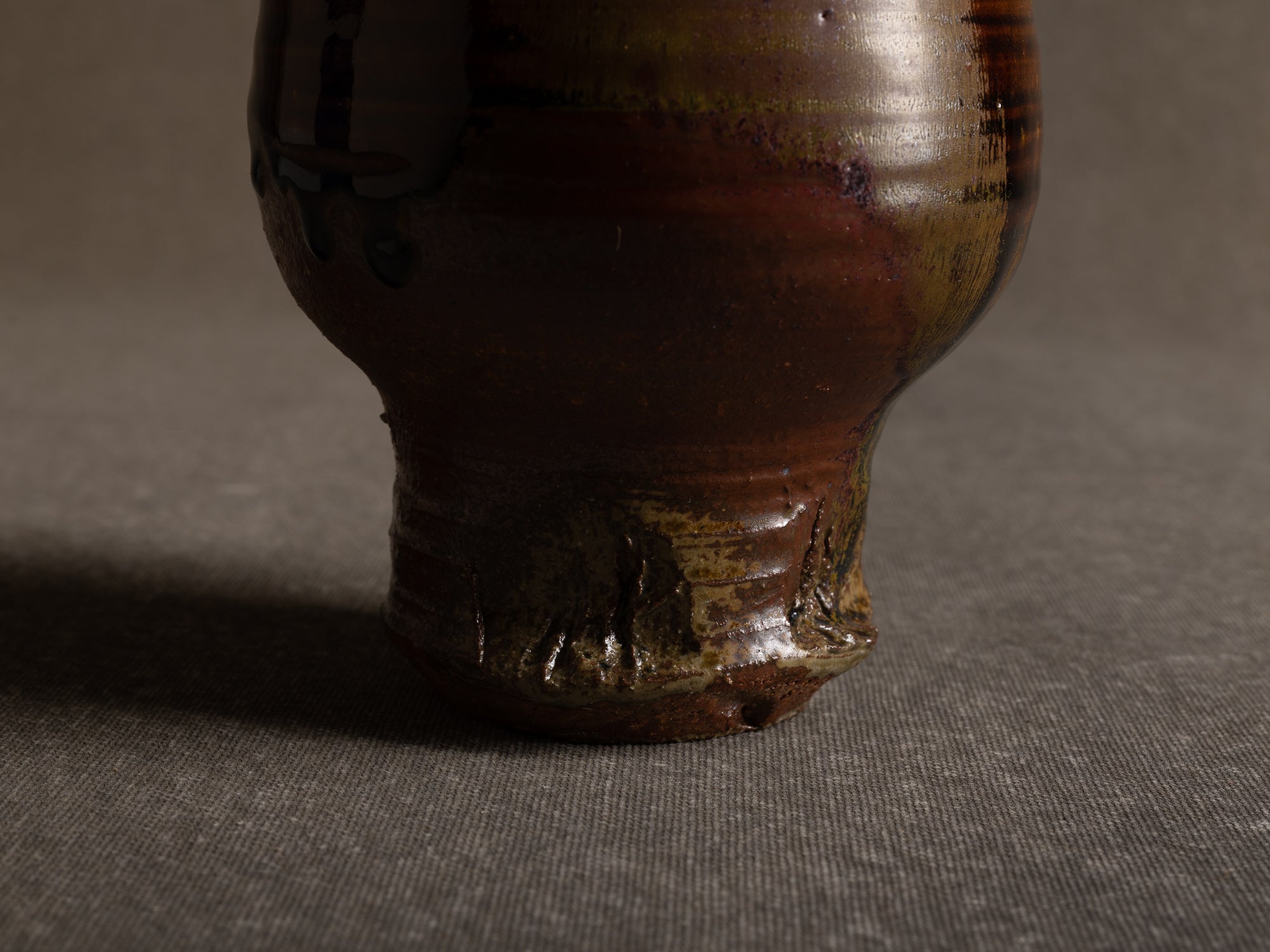 Vase zoomorphe tenmoku en grès de Seto, Japon (1973)..Stoneware tenmoku zoomorphic bull-shapde vase, Japan (1973)