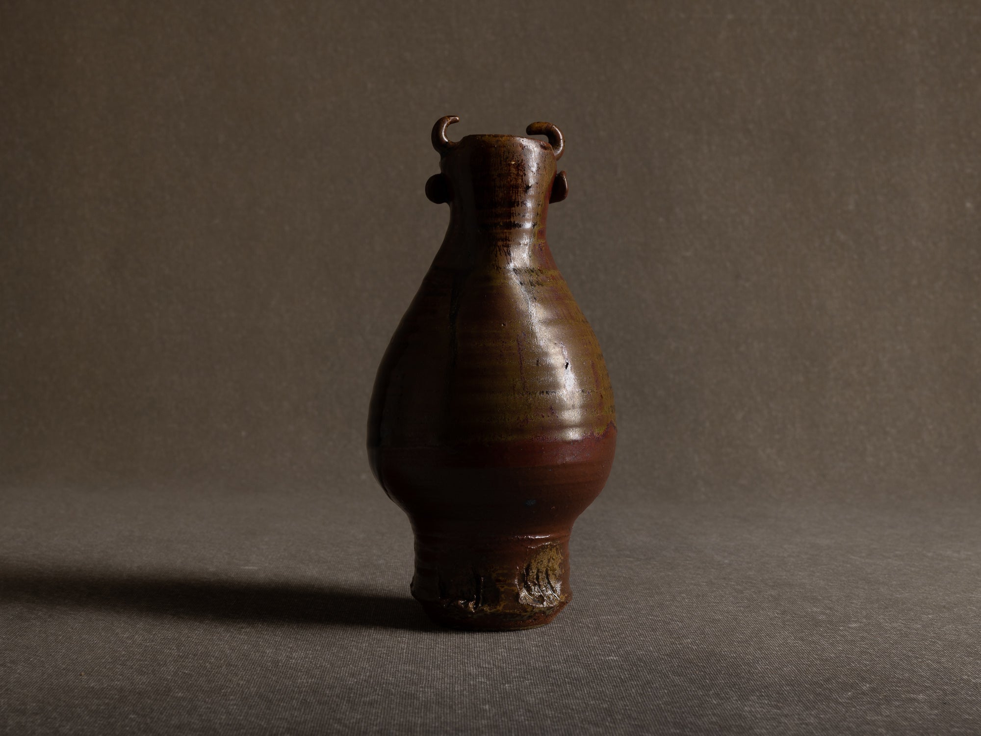 Vase zoomorphe tenmoku en grès de Seto, Japon (1973)..Stoneware tenmoku zoomorphic bull-shapde vase, Japan (1973)