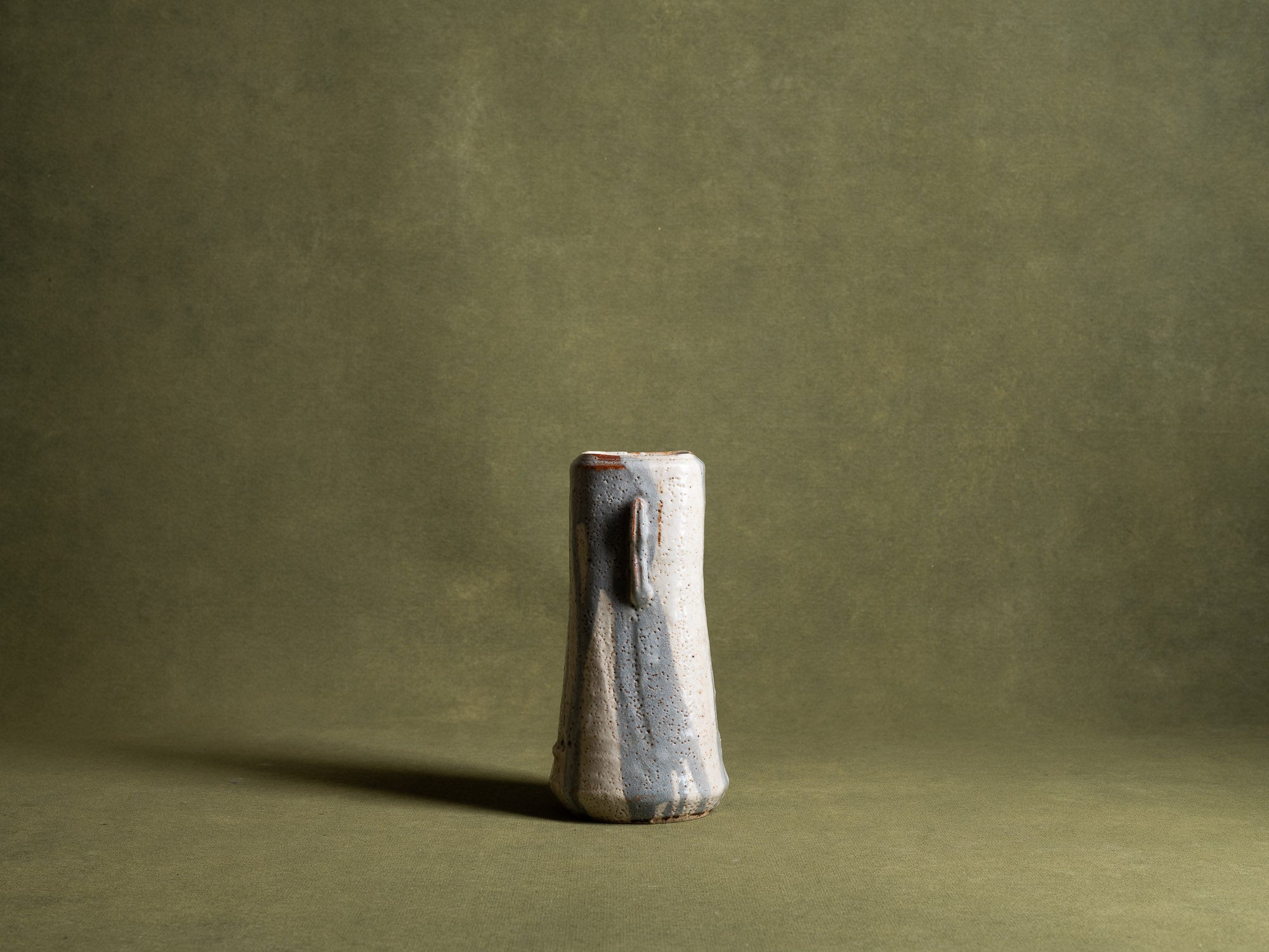 Vase hana&#x2011;ire à oreilles en grès de type shino, Japon (vers 1970)..Hanaire, stoneware shino ware flower vase, Japan (ca. 1970)
