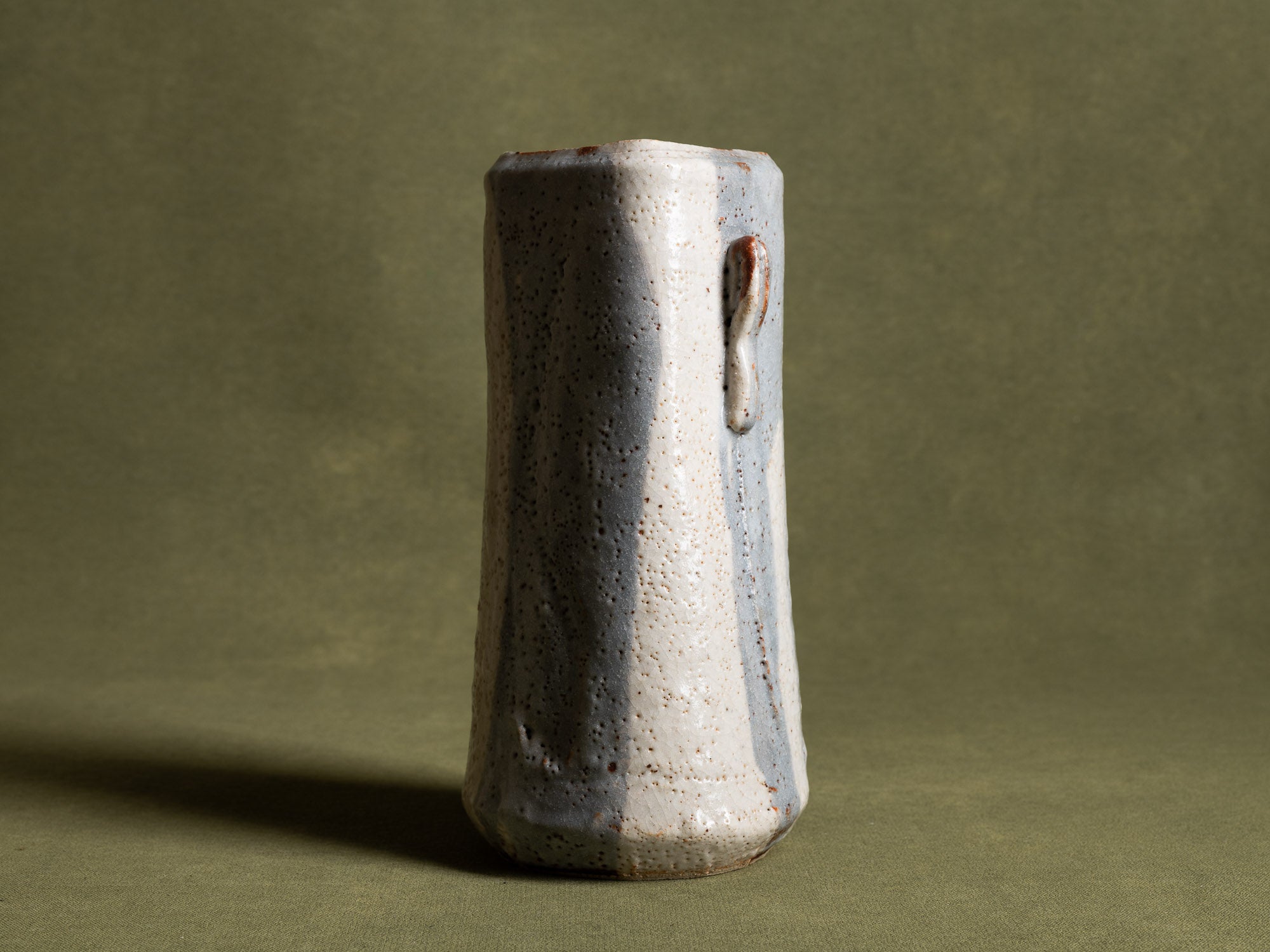 Vase hana&#x2011;ire à oreilles en grès de type shino, Japon (vers 1970)..Hanaire, stoneware shino ware flower vase, Japan (ca. 1970)
