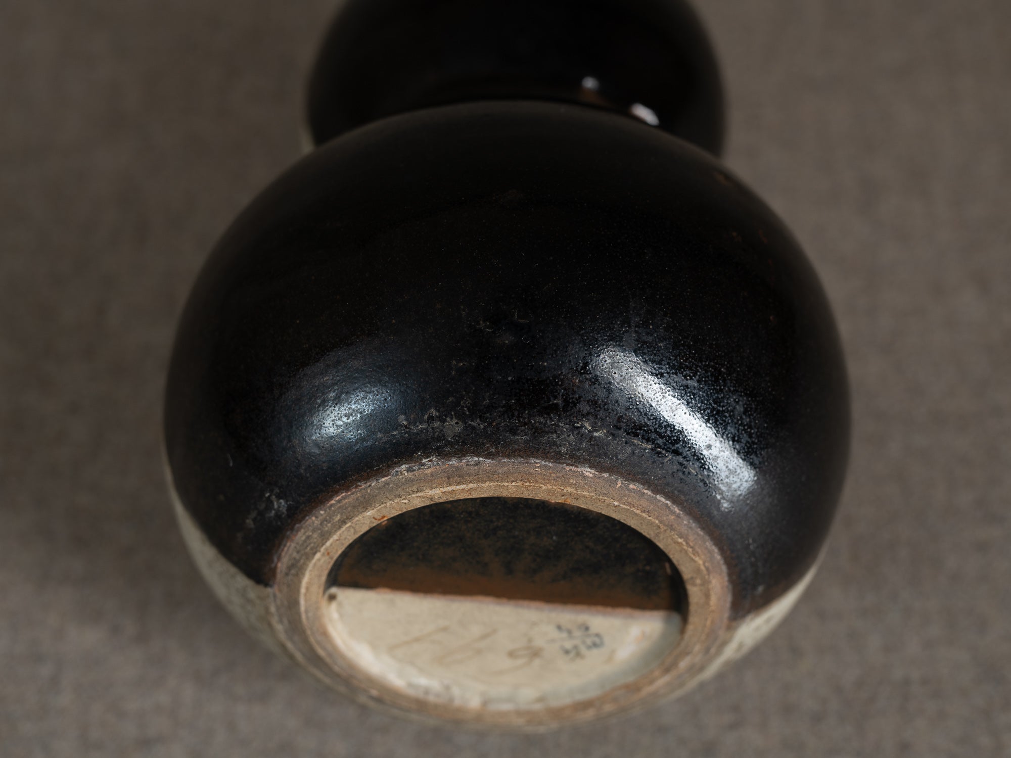 Rare vase coloquinte / tokkuri "lune" en grès, Japon (époque d'Edo)..Rare hyotan stoneware "moon" vase / tokkuri, Japan (Edo period)