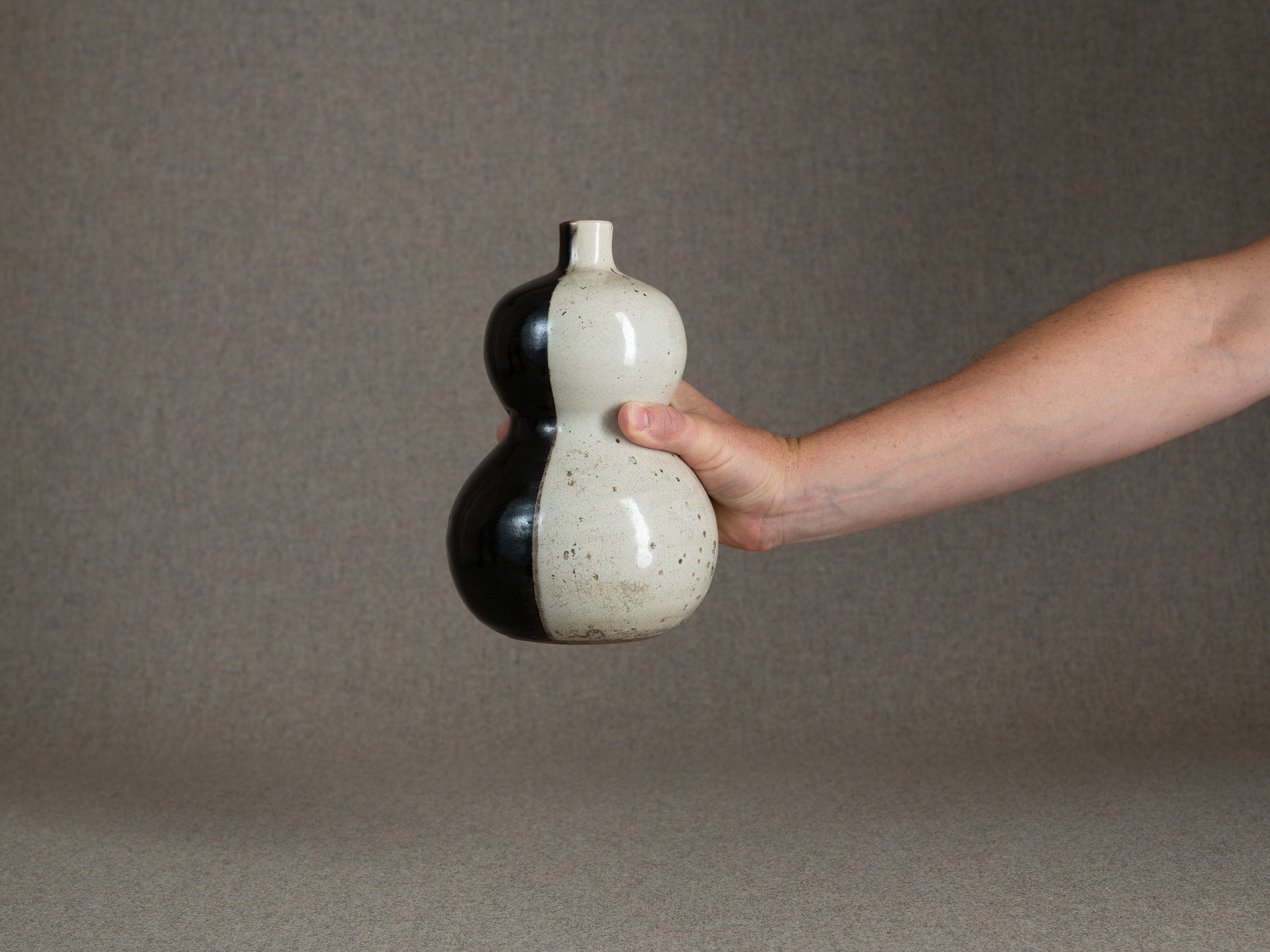 Rare vase coloquinte / tokkuri "lune" en grès, Japon (époque d'Edo)..Rare hyotan stoneware "moon" vase / tokkuri, Japan (Edo period)
