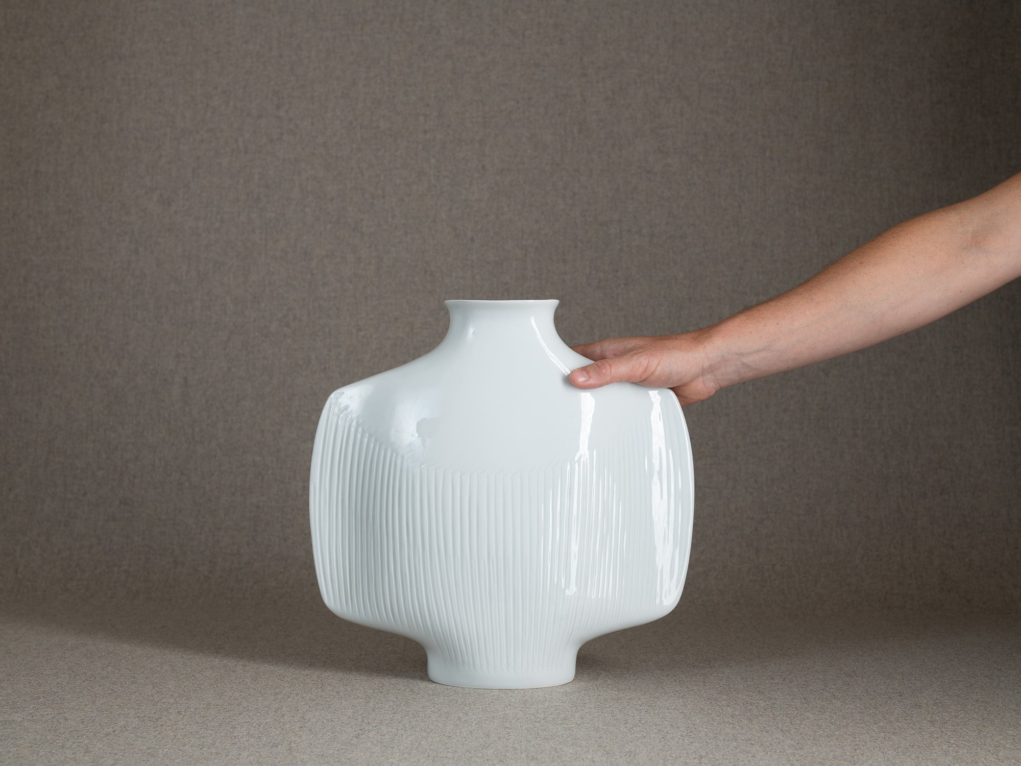 Vase en porcelaine d'Yves Mohy pour Virebent, France (vers 1969-70)..Porcelain vase by Yves Mohy for Virebent, France (circa 1969-70)
