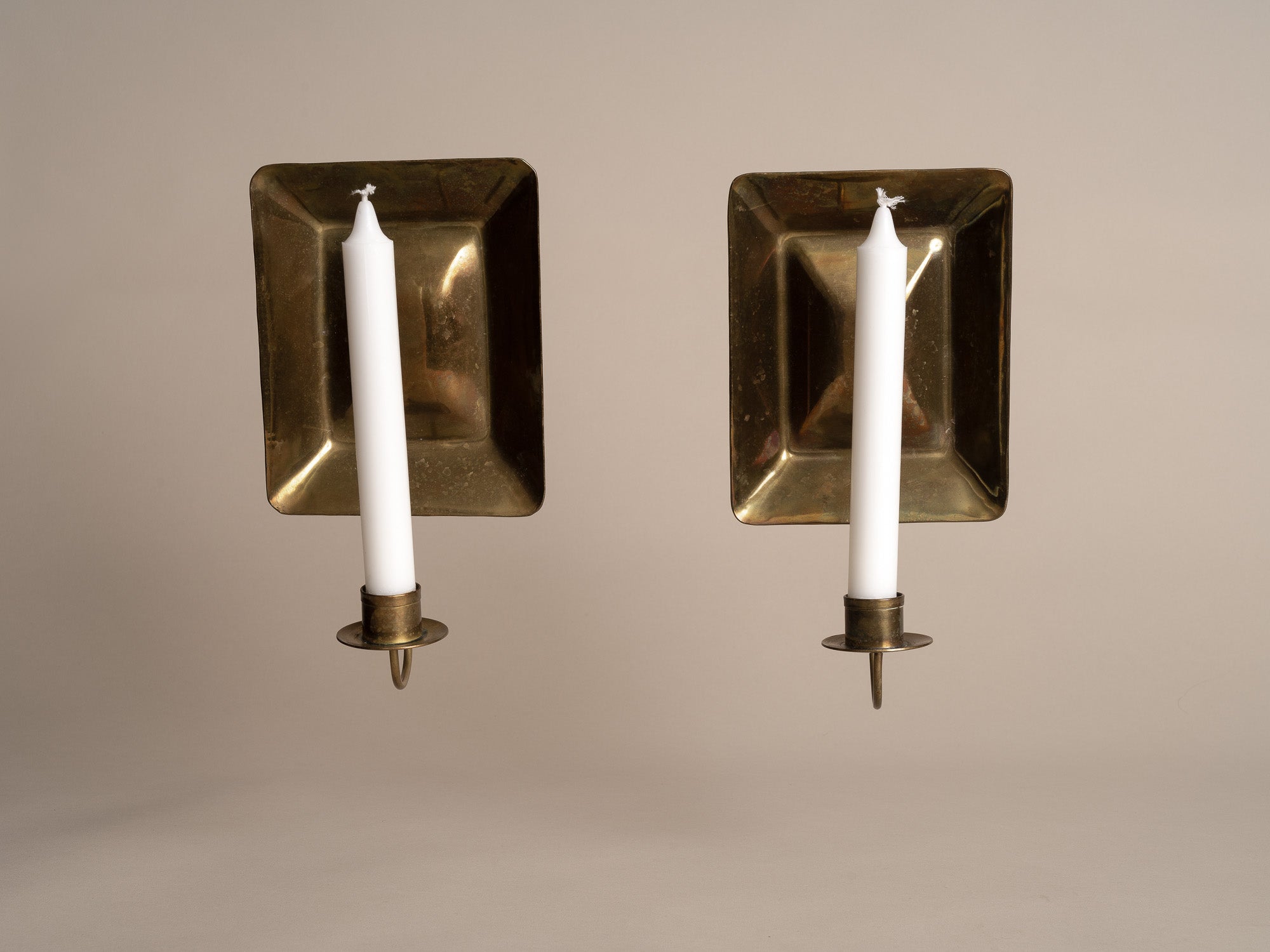 Paire de miroirs d’applique gustaviens en laiton, Suède (vers 1900)..Pair of gustavian folk brass wall hanging candle holders, Sweden (circa 1900)