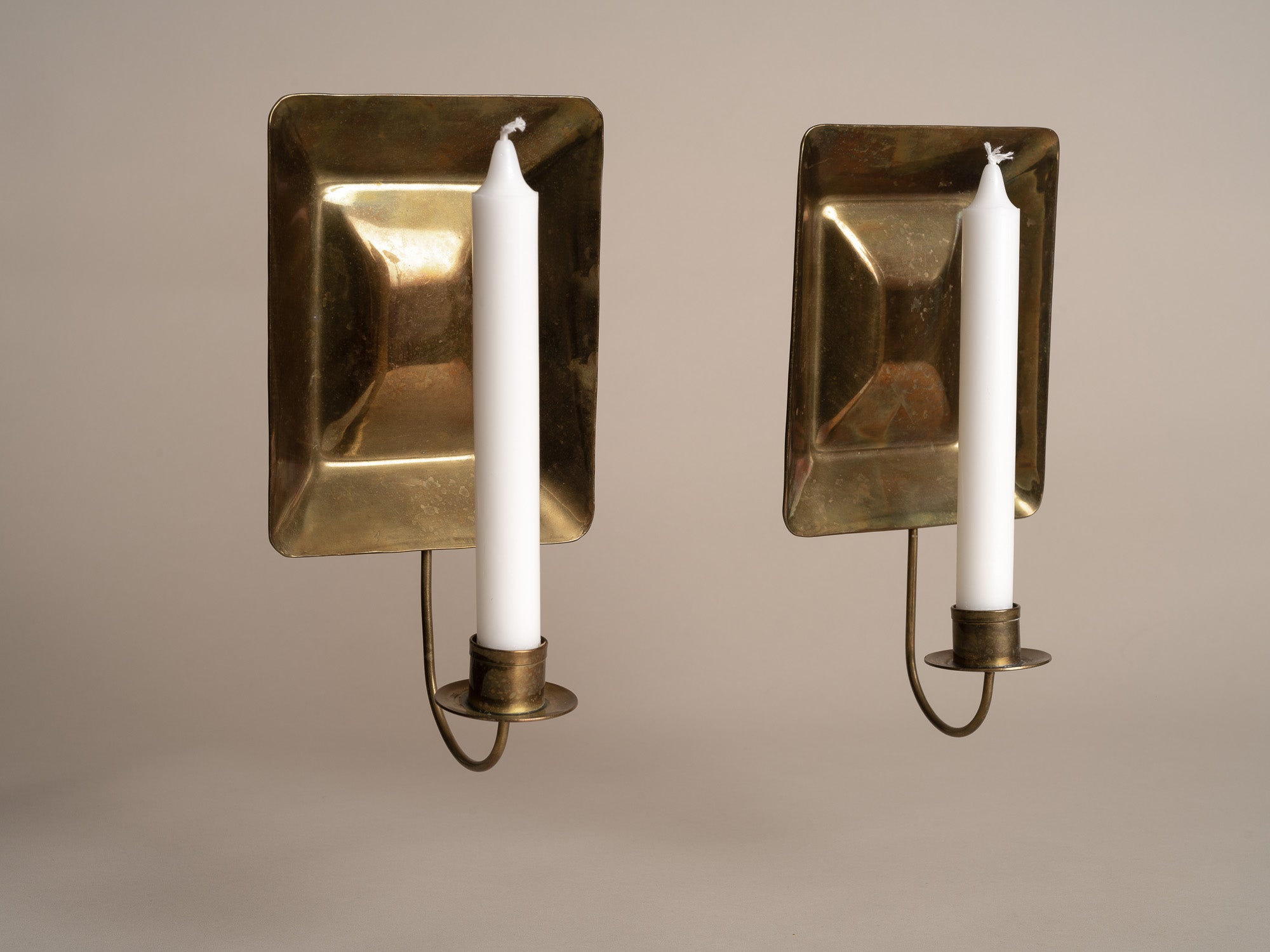 Paire de miroirs d’applique gustaviens en laiton, Suède (vers 1900)..Pair of gustavian folk brass wall hanging candle holders, Sweden (circa 1900)