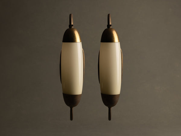Paire d’appliques modernistes en opaline et laiton, Italie (vers 1945-50)..Pair of modernist brass and glass wall lights sconces, Italie (circa 1945-50)