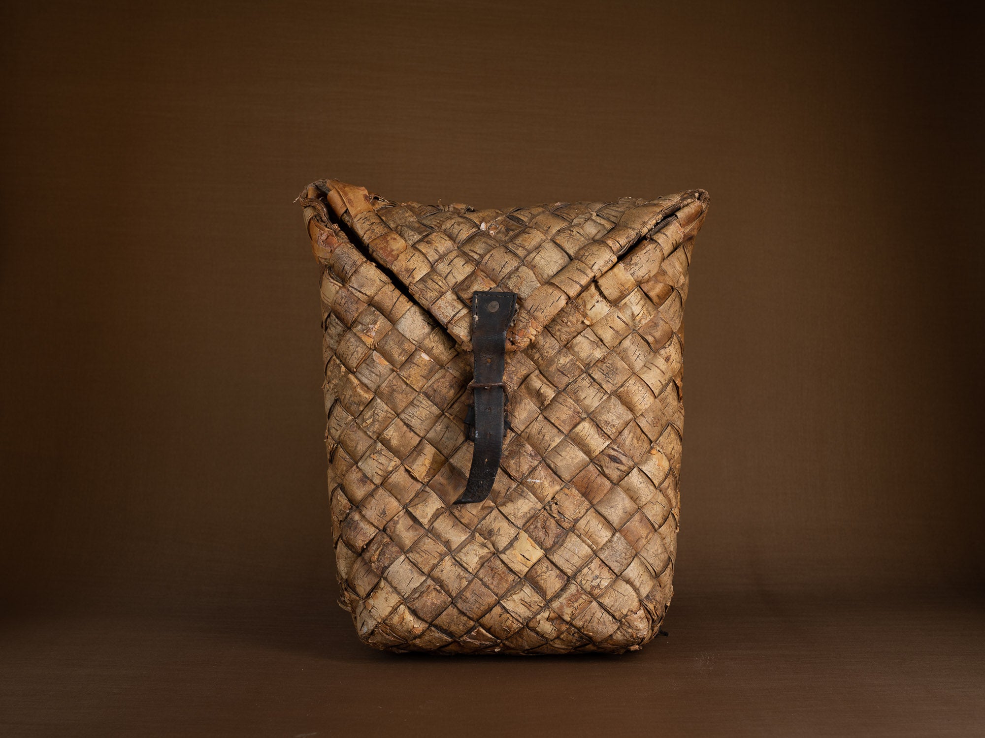 Sac à dos en vannerie d'écorce de bouleau, Suède (Début du XXe siècle)..Birch basketwork backpack, Sweden (early 20th century)