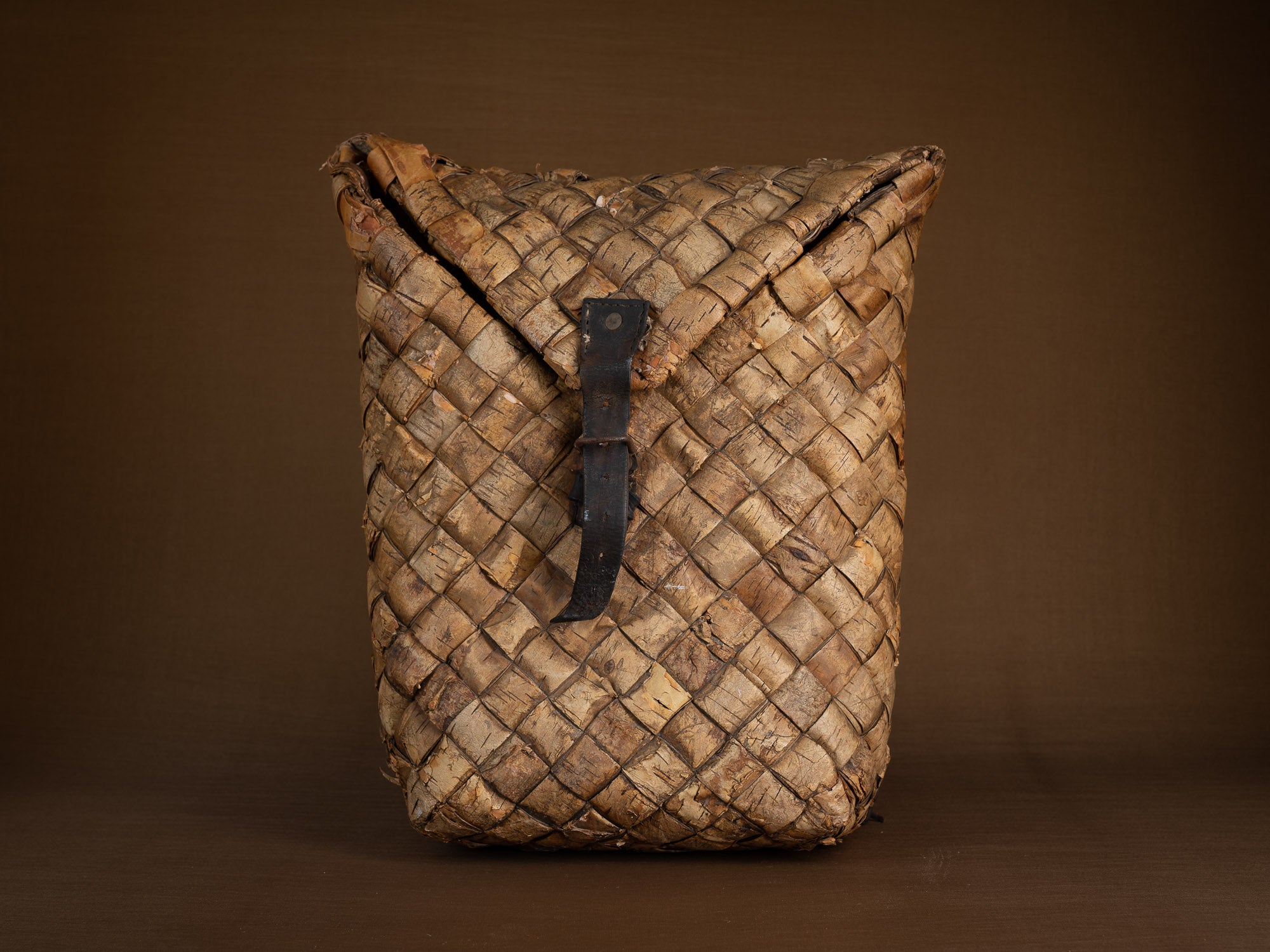 Sac à dos en vannerie d'écorce de bouleau, Suède (Début du XXe siècle)..Birch basketwork backpack, Sweden (early 20th century)