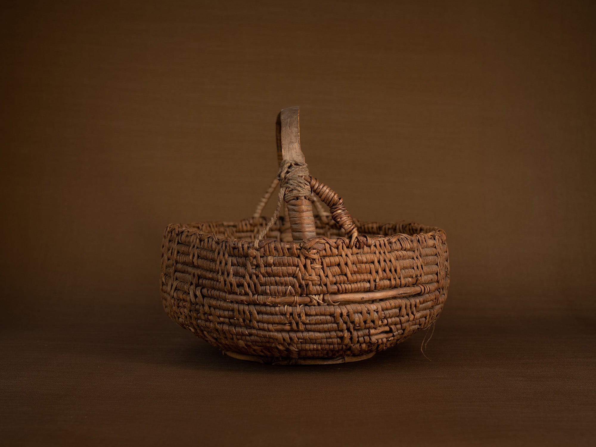 Rare panier ansé en vannerie de racine de bouleau, Suède (fin du XVIIIe / début du XIXe siècle)..Rare basket with handle in birch root basketwork, Sweden (Late 18th / early 19th century)