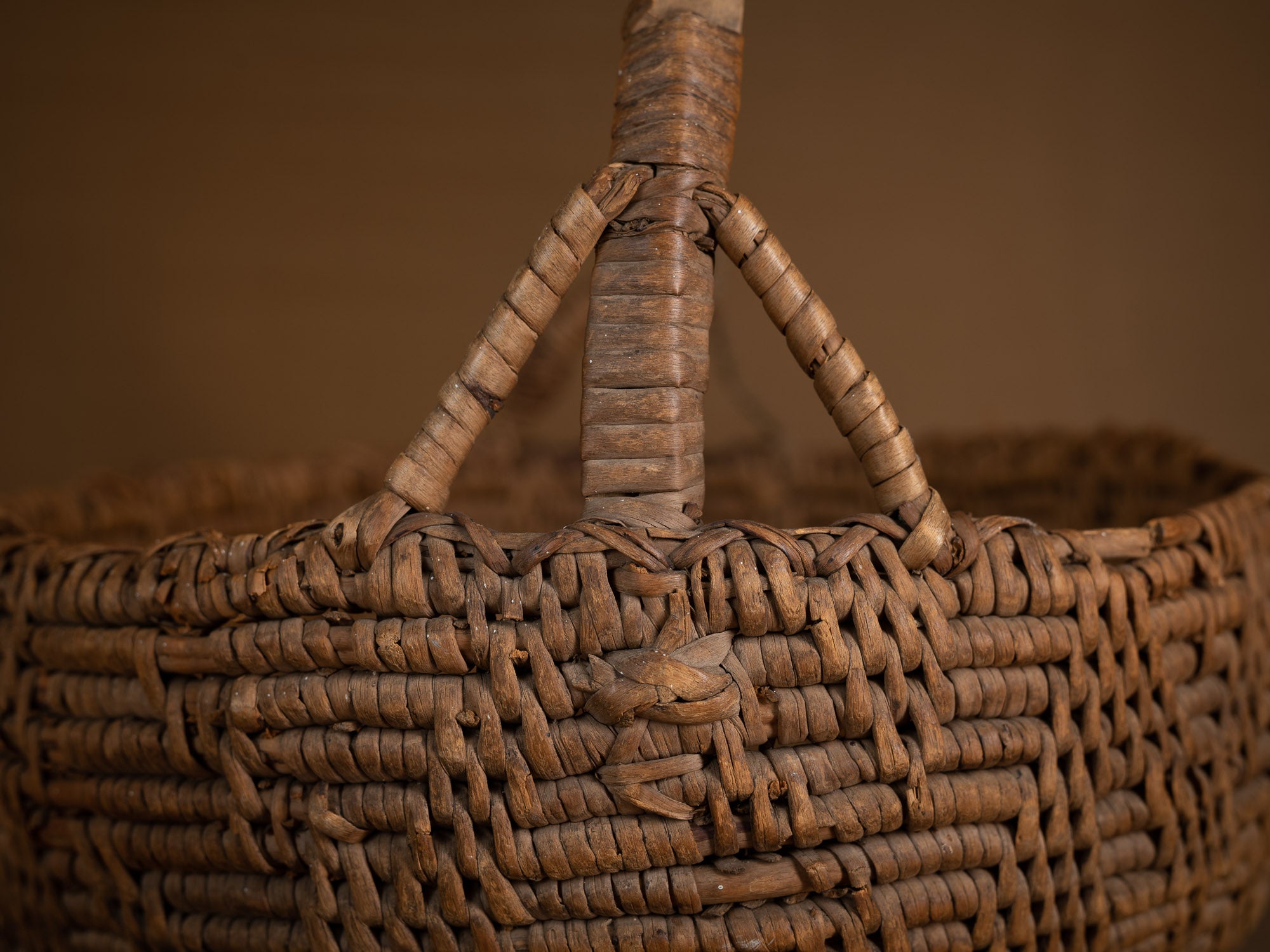 Rare panier ansé en vannerie de racine de bouleau, Suède (fin du XVIIIe / début du XIXe siècle)..Rare basket with handle in birch root basketwork, Sweden (Late 18th / early 19th century)