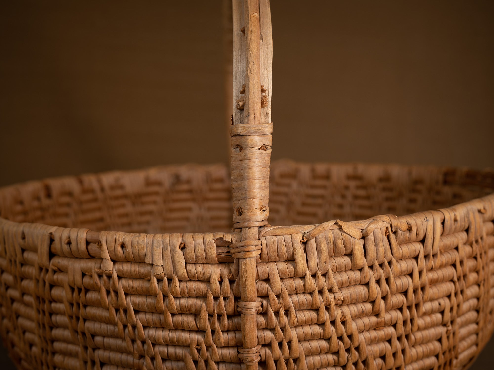 Large panier ansé en vannerie de racine de bouleau, Suède (XIXe siècle)..Large handle basket in birch root basketry, Sweden (19th century)