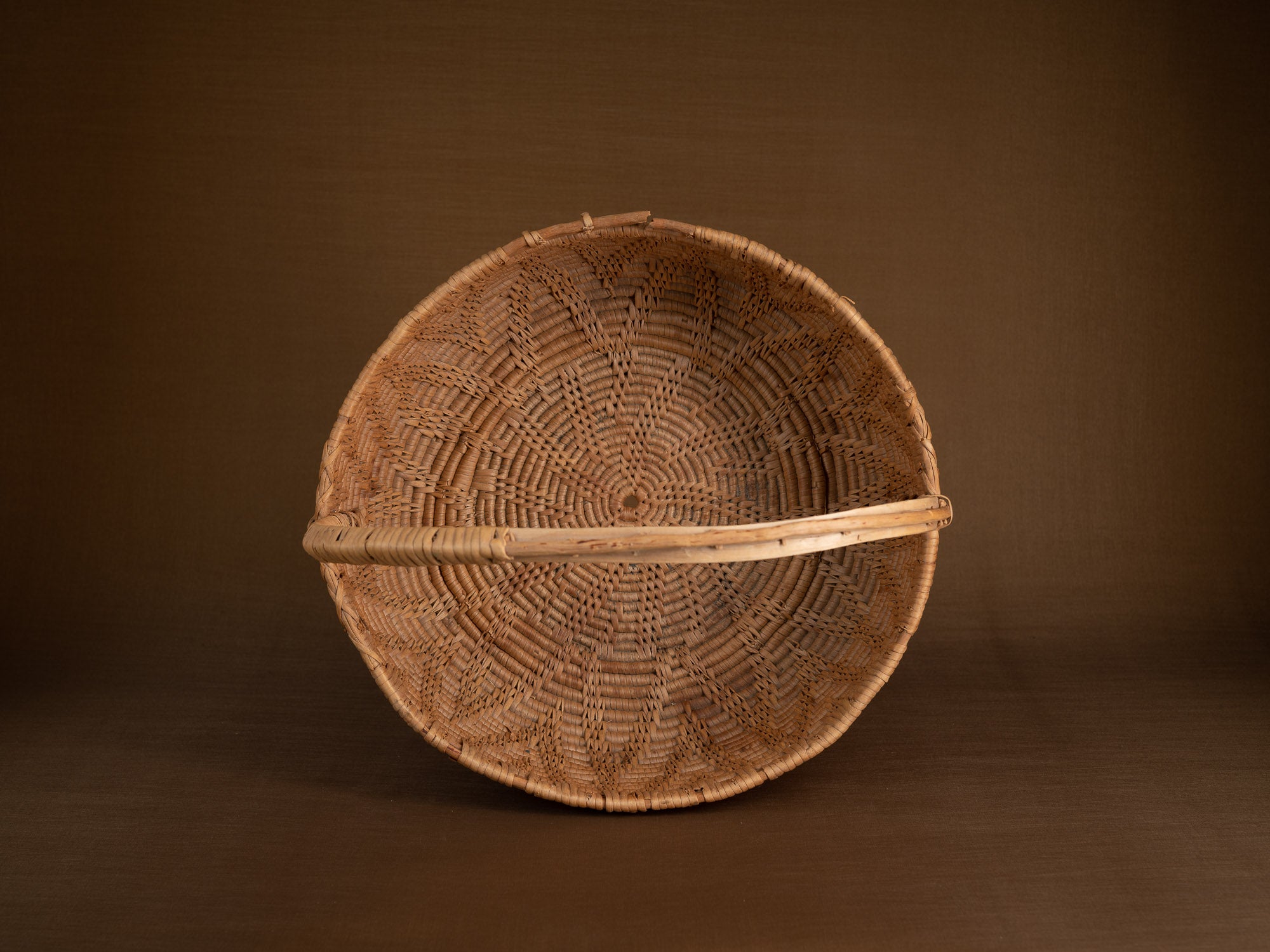 Large panier ansé en vannerie de racine de bouleau, Suède (XIXe siècle)..Large handle basket in birch root basketry, Sweden (19th century)