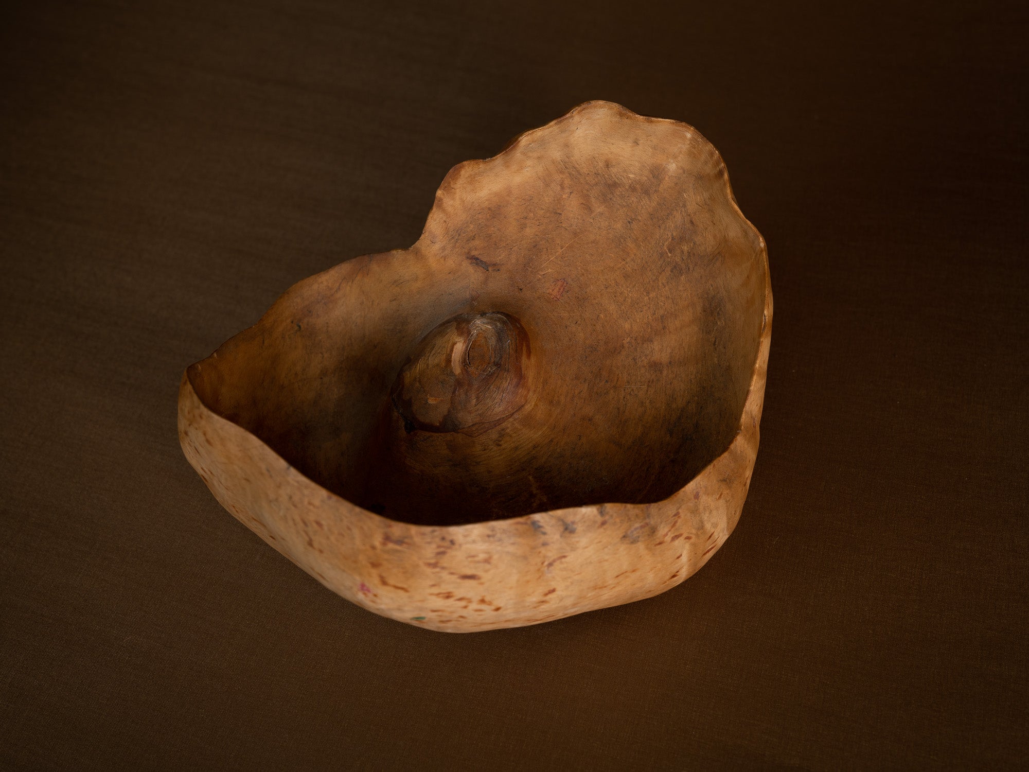 Coupe paysanne monoxyle en broussin de bouleau, Suède (début du XXe siècle)..Peasant birch burl bowl, Sweden (early 20th century)
