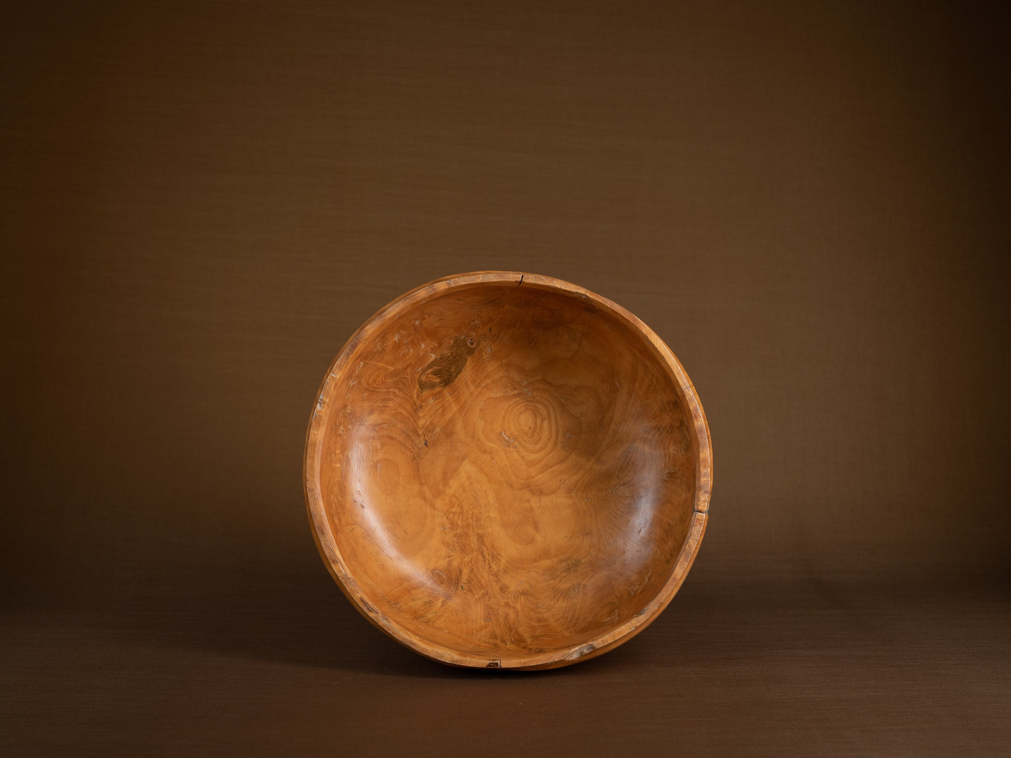 Large coupe paysanne monoxyle en bouleau, Suède (Fin du XIXe siècle)..Large peasant art birch burl bowl, Sweden (Late 19th century)