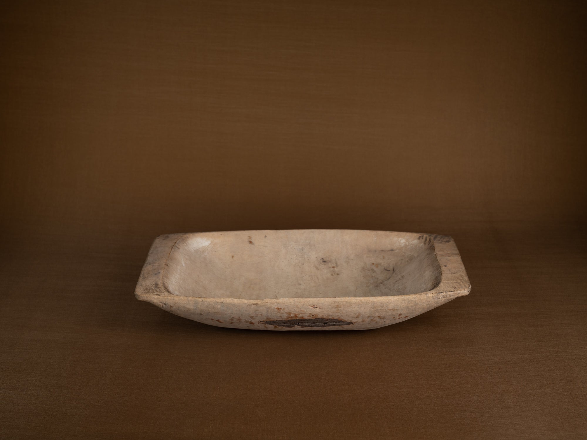 Large coupe paysanne / pétrin monoxyle en bouleau, Suède (XIXe siècle)..Large peasant art birch bread bowl, Sweden (9th century)