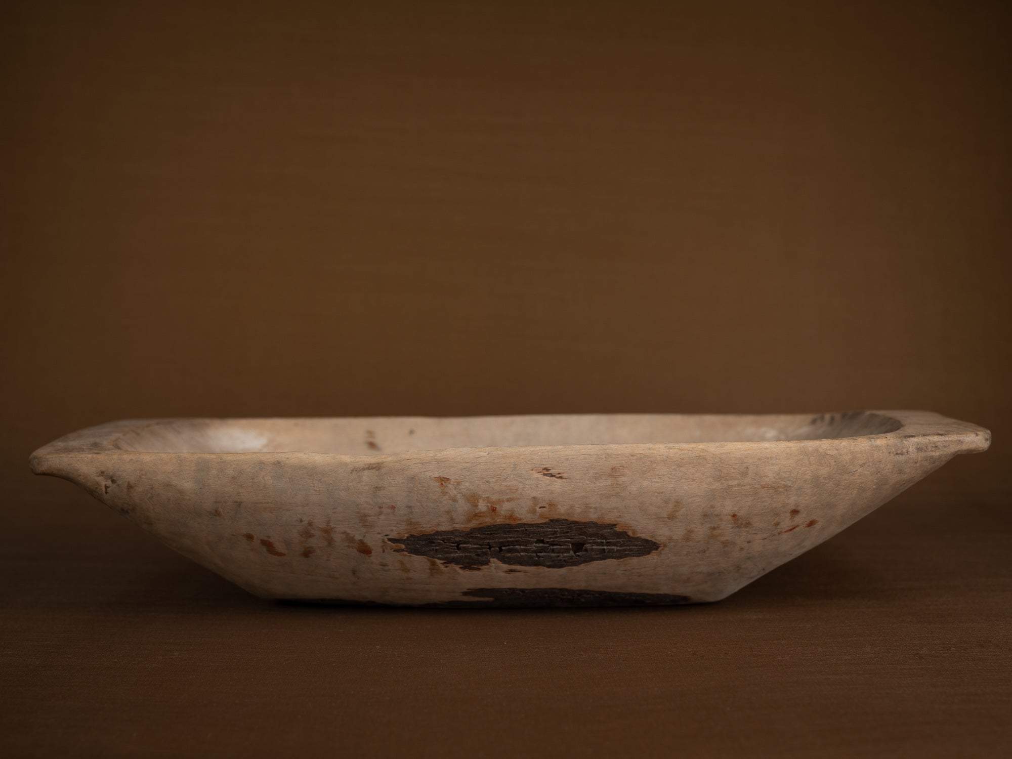 Large coupe paysanne / pétrin monoxyle en bouleau, Suède (XIXe siècle)..Large peasant art birch bread bowl, Sweden (9th century)