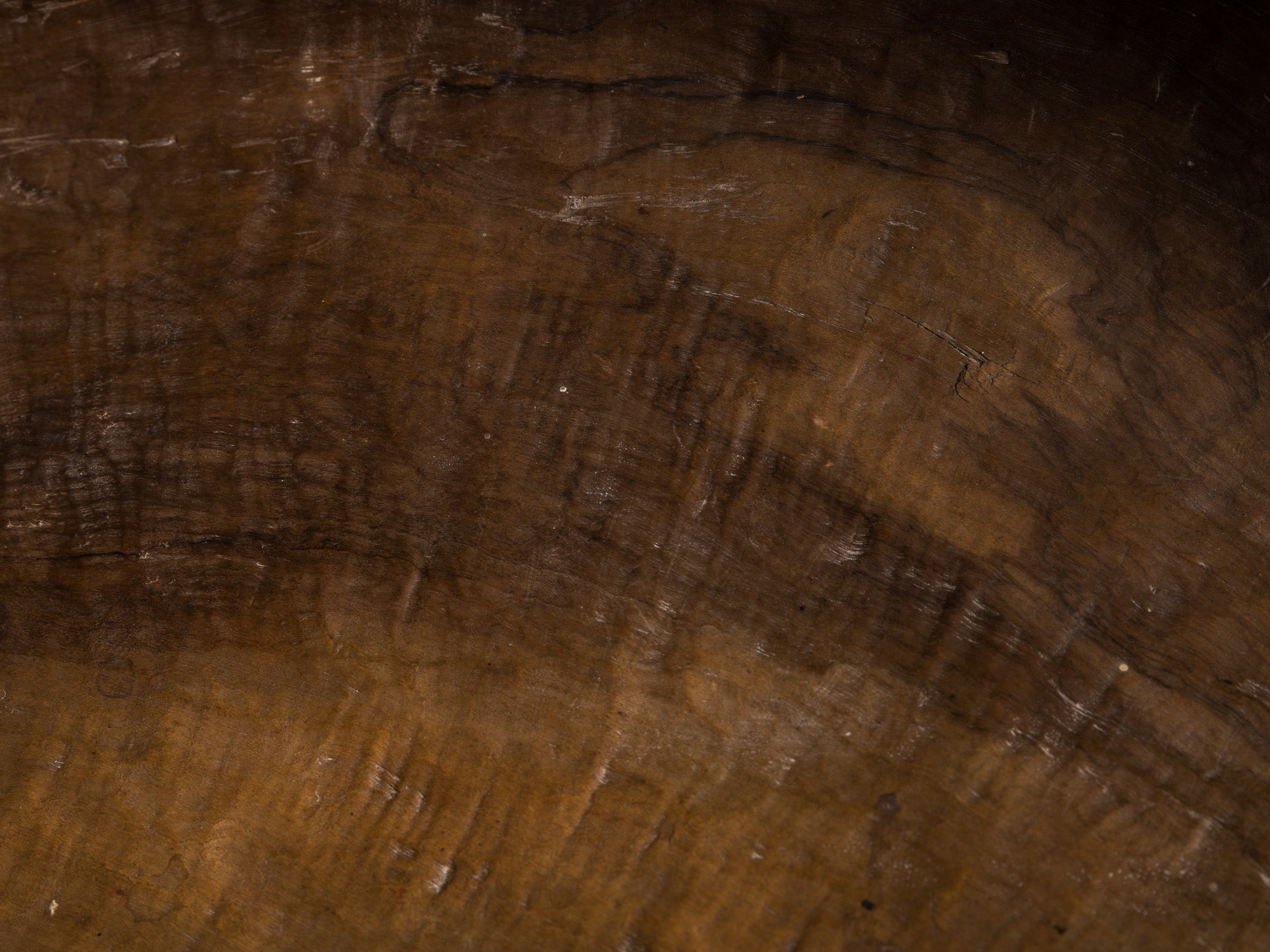Coupe monoxyle normande en noyer, art paysan, France (XIXe siècle)..Free form carved Norman walnut wooden bowl, Peasant art, France (19th century)